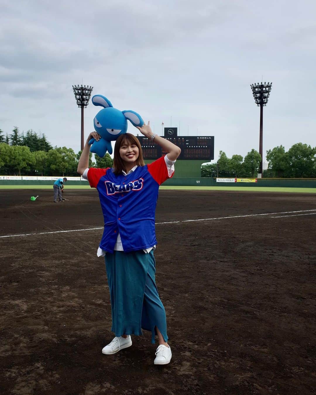 三原勇希のインスタグラム：「最近の⚾️⚽️観戦🥰 普段から観戦してる友達じゃなくても結構誘うとみんなノリノリで来てくれる🥰 ラジオリスナーと一緒に観戦したり、観戦きっかけのお友達もほんとに増えた🥰 ギャル達と行く時は浦和のサッカーショップでコーデ組んでから行った🥰  #埼玉武蔵ヒートベアーズ #浦和レッズ #浦和レッズレディース  来週、来月は #埼玉西武ライオンズ のチケットとってある🥰たのしみ 今夜はさいたまのプロスポーツ情報をお届けするラジオ、FM NACK5『N-FIELD』です！18:00〜21:00まで生放送。 スポーツ以外の情報も盛り込み、どうすれば新しい人にもスポーツを楽しんでもらえるか？！試行錯誤しております🎙️」