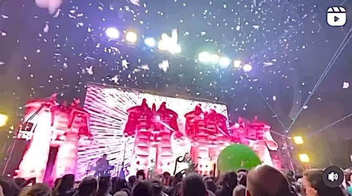 ウェイン・コインのインスタグラム：「Thank you @worldwidej0e for great video of the insane insane Yoshimi Battles the Pink Robots Part 2 from last night mags ecstatic show at @theanthemdc !!! ❤️❤️❤️❤️❤️❤️❤️❤️❤️❤️❤️❤️❤️sooooooo much LOVE⭐️⭐️⭐️⭐️⭐️」