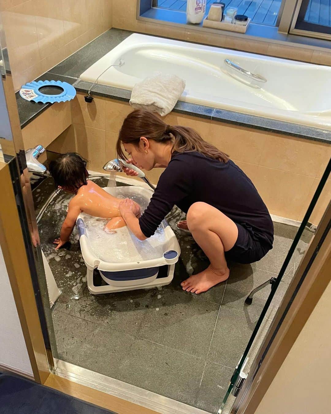 里海のインスタグラム：「インスタにはキラキラママライフを 出したくなりますが✨🤣 毎日 ガニ股で過ごす日々です🤣 私の性格もあり 時間通りに過ごす日々なので 犬のプーちゃんも子供も 時間通りに お散歩ご飯お風呂就寝する毎日です！ 毎日毎日1日があっという間に 過ぎてしまいます🥹  水に慣れさせるために 泣いてもシャワーを顔からかぶせたほうがいいと周りに言われますが  泣くのが可哀想で🤣 シャンプーハットを被せて 洗ってあげています🤣 過保護？🤣  週末ですが 休みのないママ達 今日もお疲れ様です🥰 みんな子育てを楽しく共に 頑張りましょう❤️  お風呂でも動き回るから 怖いし大変です…🥲  #生後8ヶ月」