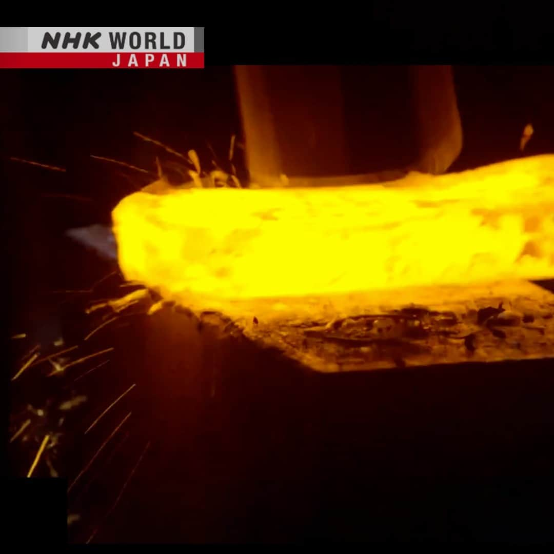 NHK「WORLD-JAPAN」さんのインスタグラム写真 - (NHK「WORLD-JAPAN」Instagram)「Have you heard the word ‘tonchinkan’? In Japan, swordsmiths work together, hammering hot steel to make a sword. When their movements are out of sync, the sounds are different and not in harmony. ‘Ton’, ‘chin’, and ‘kan’ are onomatopoeia for these sounds.🔨🔥🗡️ From this, the word ‘tonchinkan’ was born to describe how something is mixed up or off the mark.🫤 Here’s how it’s written とん - ton, ちん - chin, かん - kan. During the samurai era, the sword, or ‘katana’ was a part of daily life and considered to be a samurai’s soul. As a result, there are many Japanese expressions related to swords. . 👉For more ‘katana’ sayings｜Watch｜Magical Japanese: Sword｜Free On Demand｜NHK WORLD-JAPAN website.👀 . 👉For more Japanese language learning and 🆓 free video, audio and text resources, visit Learn Japanese on NHK WORLD-JAPAN’s website and click on Easy Japanese.✅ . 👉Tap in Stories/Highlights to get there.👆 . 👉Follow the link in our bio for more on the latest from Japan. . 👉If we’re on your Favorites list you won’t miss a post. . . #とんちんかん #tonchinkan #japanesesword #japanesesteel #katana #katanasword #tamahagane #swordmaking #forgedsteel #bladesmith #forgedinfire #samuraisword #makingsteel #japanesewords #easyjapanese #japaneseonline #hiragana #japaneselanguage #learnjapanese #日本語 #nihongo #일본어 #japanisch #bahasajepang #ภาษาญี่ปุ่น #日語 #tiếngnhật #japan #nhkworldjapan」5月28日 6時00分 - nhkworldjapan