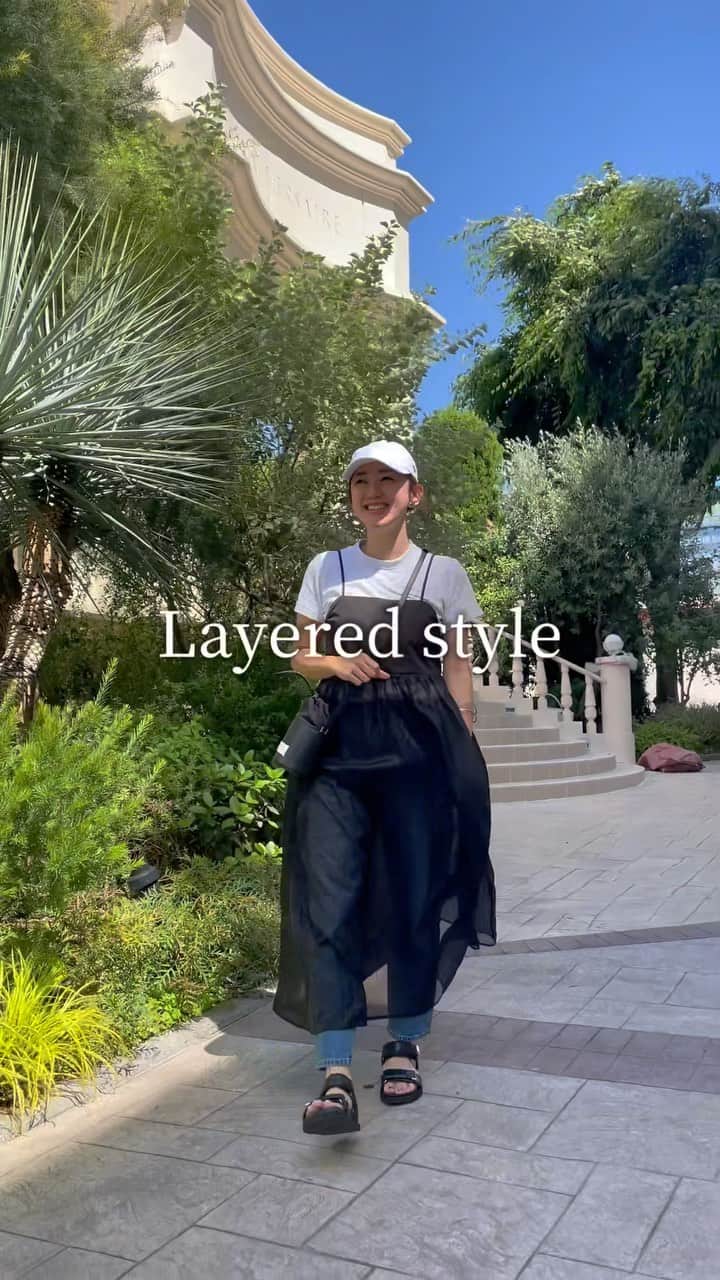 のインスタグラム：「先日の表参道ランチの日♡ 今日みたいにめちゃくちゃ良い天気だった☀️  コーデはキャミソールワンピのレイヤードコーデ☺︎ こういう感じ久々だけどめっちゃ好き❤️  one-piece ▷ @r._____official  T-shirt & Jeans ▷ @uniqlo_jp #クルーネックT #ボーイフレンドテーパードジーンズ Bag ▷ @maisonmargiela  Sandals ▷ @i_need_more_shoes_official  Cap ▷ @maisonkitsune   今日は午前中にYouTubeの編集をなんとか終えて、午後やっと外に出れる〜✨  #アールドット#ユニクロ#uniqlo#maisonmargiela#maisonkitsune#i_need_more_shoes_official#カジュアルコーデ#プチプラコーデ#夏コーデ#30代コーデ#30代ファッション#骨格ナチュラル#ブルベ夏」