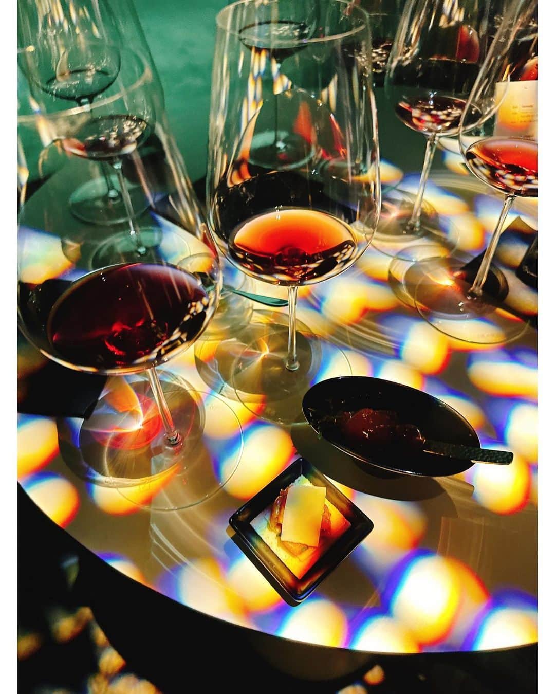 吉田沙世さんのインスタグラム写真 - (吉田沙世Instagram)「ワインのインポーターブランド @mottox_official さんのご招待で ワインと音楽を楽しむ WINE / MUSIC HOUR 2023 presented by mottox へ参加させて頂きました🍷  ワイン初心者の私でも飲みやすく、 ドイツ、南アフリカ、ニュージーランド、フランスと、産地も様々なピノ・ノワール４種とそれぞれのワインのイメージに合わせた詩の朗読や音楽と共にワインを楽しむ一夜🌙  ワインを身近に、そして色々な形で楽しんで欲しいという願いがこめられたイベント。みなさんもモトックスのワインで「ワイン and ◯◯」という自分だけの楽しみを見つけてみてはいかがですか？🍷✨  #mottoxMusicHour#Mottox #モトックス」5月27日 12時39分 - sayobaby