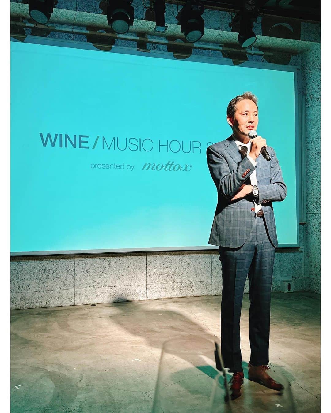 吉田沙世さんのインスタグラム写真 - (吉田沙世Instagram)「ワインのインポーターブランド @mottox_official さんのご招待で ワインと音楽を楽しむ WINE / MUSIC HOUR 2023 presented by mottox へ参加させて頂きました🍷  ワイン初心者の私でも飲みやすく、 ドイツ、南アフリカ、ニュージーランド、フランスと、産地も様々なピノ・ノワール４種とそれぞれのワインのイメージに合わせた詩の朗読や音楽と共にワインを楽しむ一夜🌙  ワインを身近に、そして色々な形で楽しんで欲しいという願いがこめられたイベント。みなさんもモトックスのワインで「ワイン and ◯◯」という自分だけの楽しみを見つけてみてはいかがですか？🍷✨  #mottoxMusicHour#Mottox #モトックス」5月27日 12時39分 - sayobaby