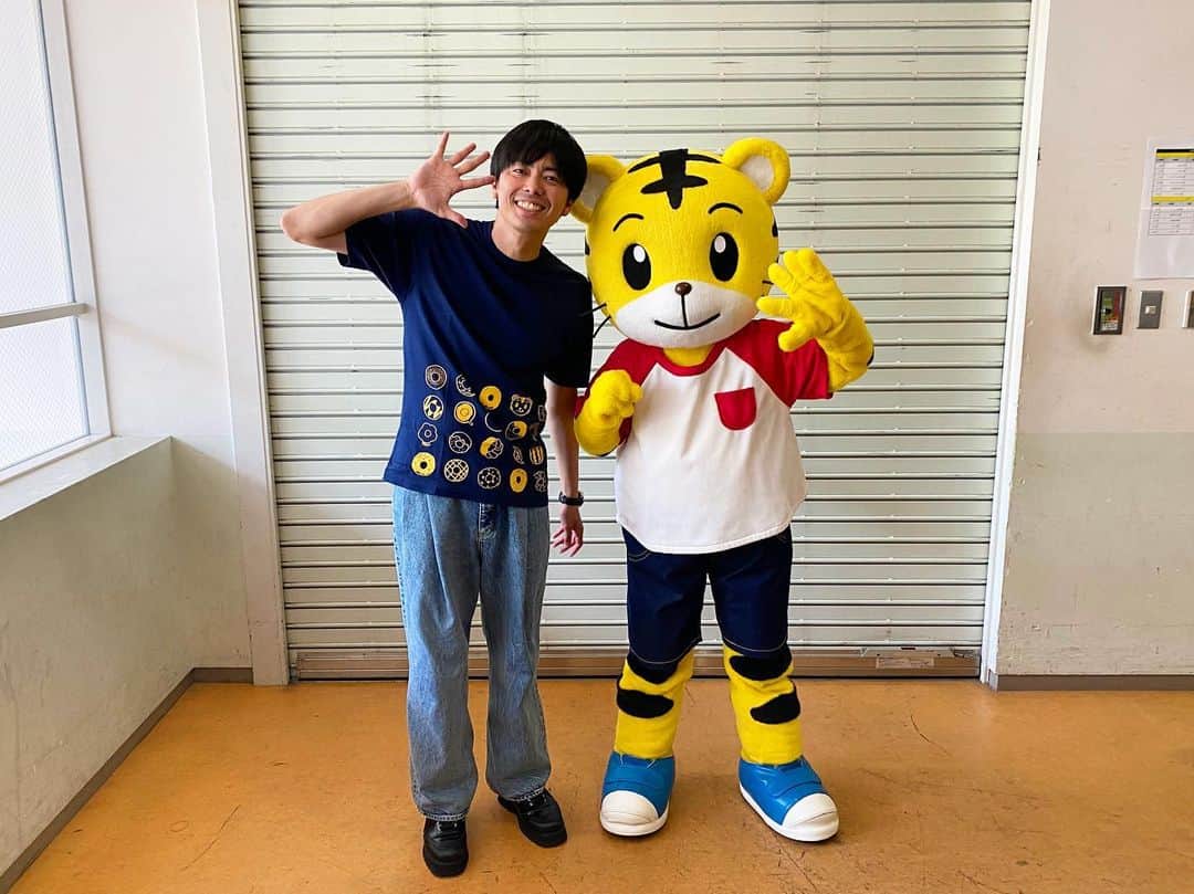 西村真二のインスタグラム：「* 朝からしまじろうと一緒に踊った🕺 #しまじろう #キッズフェスタ2023 #日本人全員が通る道 #ステージのあとに記念撮影 #途中しまじろうにハマってない時間あった」