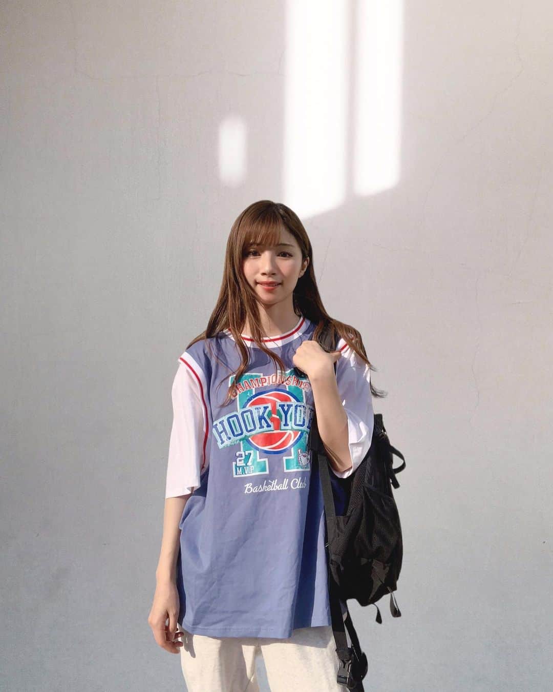 竹村美緒のインスタグラム：「. . 🏀🐬🌈🥤  久しぶりのオフ。  連勤中にできなかった事務作業や資料の整理、 試合の録画チェックとかいろいろしてたら あっという間に一日が終わり。  ちょっとだけでも息抜きがしたくて お散歩がてらにコーヒー1杯のみに🫶🏻  服は、 バスケユニ風のドッキングシャツ。 ゆるっと着たかったからＬサイズにしました。  𝑇𝑜𝑝𝑠: @hook_tokyo 𝑃𝑎𝑛𝑡𝑠: @gu_for_all_ 𝐵𝑎𝑔: @thenorthfacejp  かわよ🤍  #sponsored #HOOKTOKYO #HOOK #STREET #ストリート #ストリートコーディ #ユニセックス」
