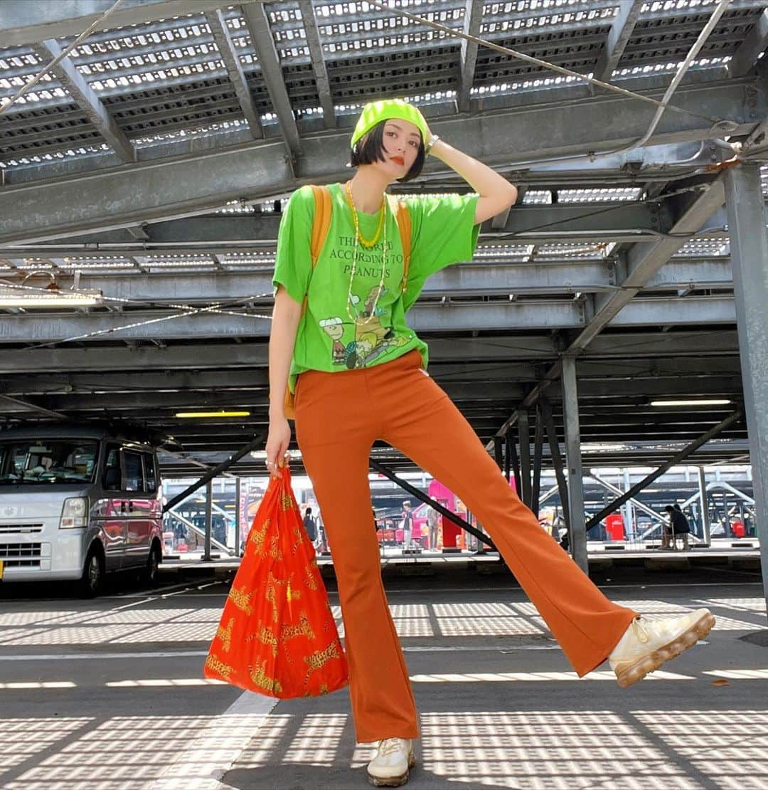 石井美絵子さんのインスタグラム写真 - (石井美絵子Instagram)「スヌーピーTシャツかわいい🐕🌳 オレンジ＆豹のエコバッグもかわいい🐆🍊  knitcap #フリマ  watch #cartier #vintage  top #古着 #kpark  pants #アールイードット  sneaker #NIKE   #古着コーデ #古着好き #古着女子 #古着ファッション #カラーコーデ #カラフルコーデ #派手服 #派手好き #fashiongram #fashionlover #colorfullife #ミカコのフク」5月27日 20時00分 - mikako.ishii