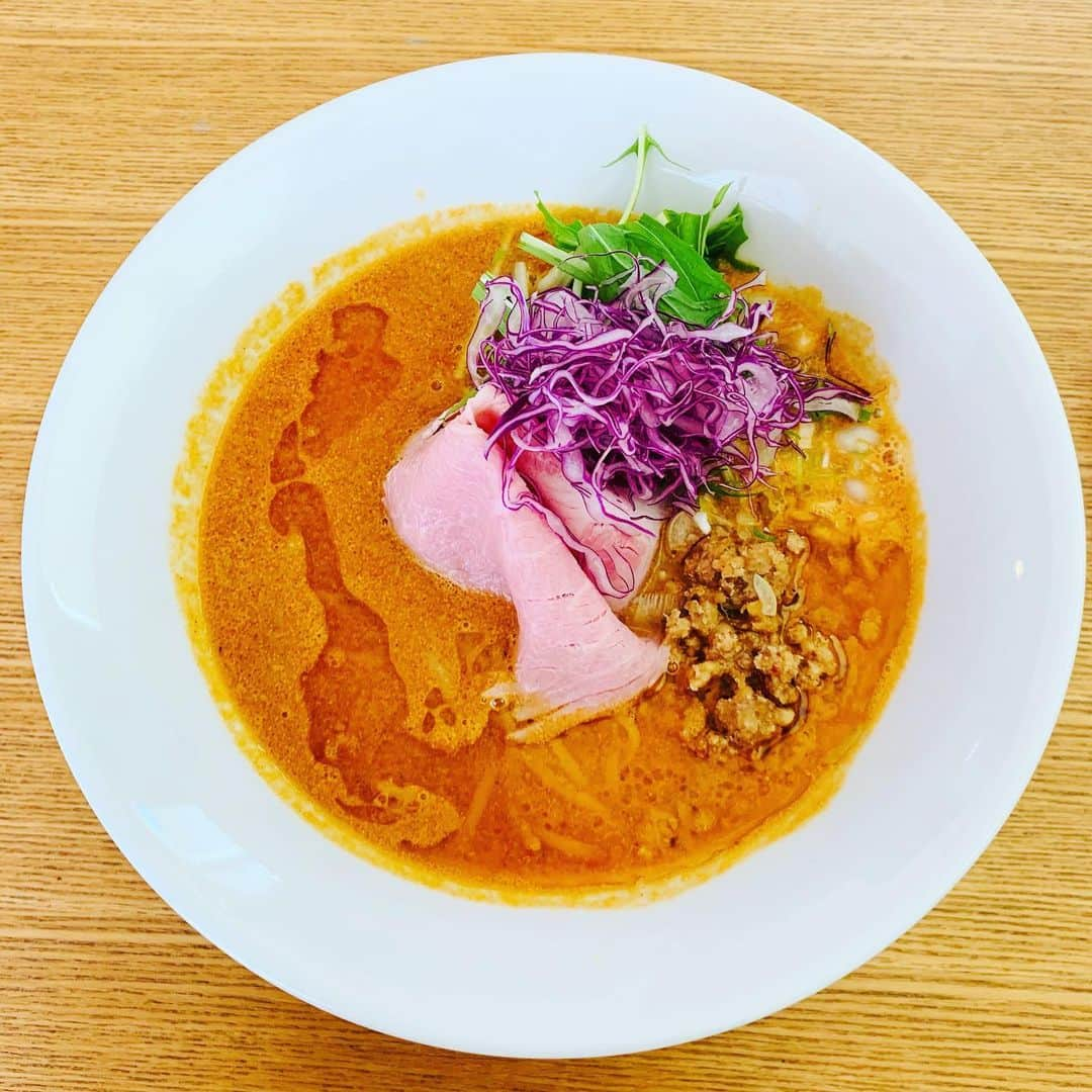 稲葉千秋のインスタグラム：「念願の…  麺屋一翔さんのトマト坦々麺🍅✨ 前食べた時に美味しすぎて、 ずっと食べたかったので 先日やっと行けました☺️✌️  ラーメンを食べているのに とってもヘルシーな気分🎵 リコピンを摂取したから美肌になればいいな〜😚💗  升田店主、いつもありがとうございます✨  ハレのちあした16時台でも 取材させていただきました！ 来月放送予定です🎵  #麺屋一翔 #トマト坦々麺 #最高  #ラーメン好き   #」