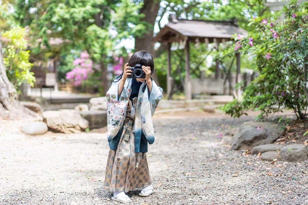スタジオキャラット ロケーションフォトさんのインスタグラム写真 - (スタジオキャラット ロケーションフォトInstagram)「カメラマンになりきって撮り合いっこ✨ ロケーション撮影では、お子様の自然な表情や動きを撮影できます📷🙆‍♀️  スプリングキャンペーン予約受付中です✨  #七五三 #七五三撮影 #七五三前撮り #七五三男の子 #七五三男の子5歳 #5歳 #5歳男の子 #七五三ロケーション #ロケーション #ロケーション撮影 #前撮り #出張撮影 #出張カメラマン #出張撮影サービス #七五三出張撮影」5月27日 13時00分 - caratt_osoto