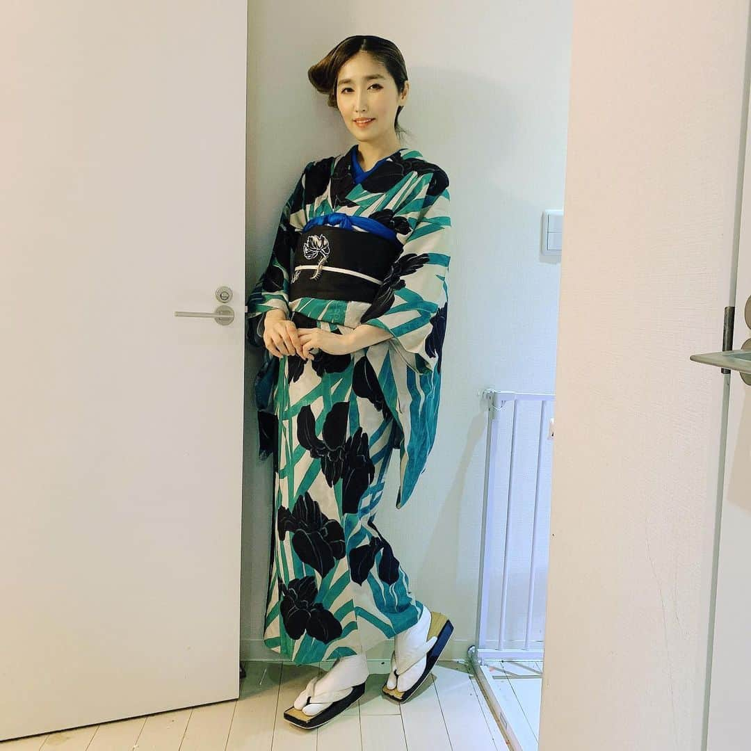 峰なゆかのインスタグラム：「黒い菖蒲の着物にオウムの帯で銀座へお買い物に #アンティーク着物　#着物コーデ　#着物コーディネート　#今日の着物　#ootd #kimono #japanesegirl」