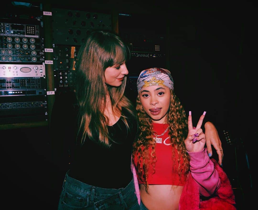 テイラー・スウィフトのインスタグラム：「Karma is that girl like 💕」