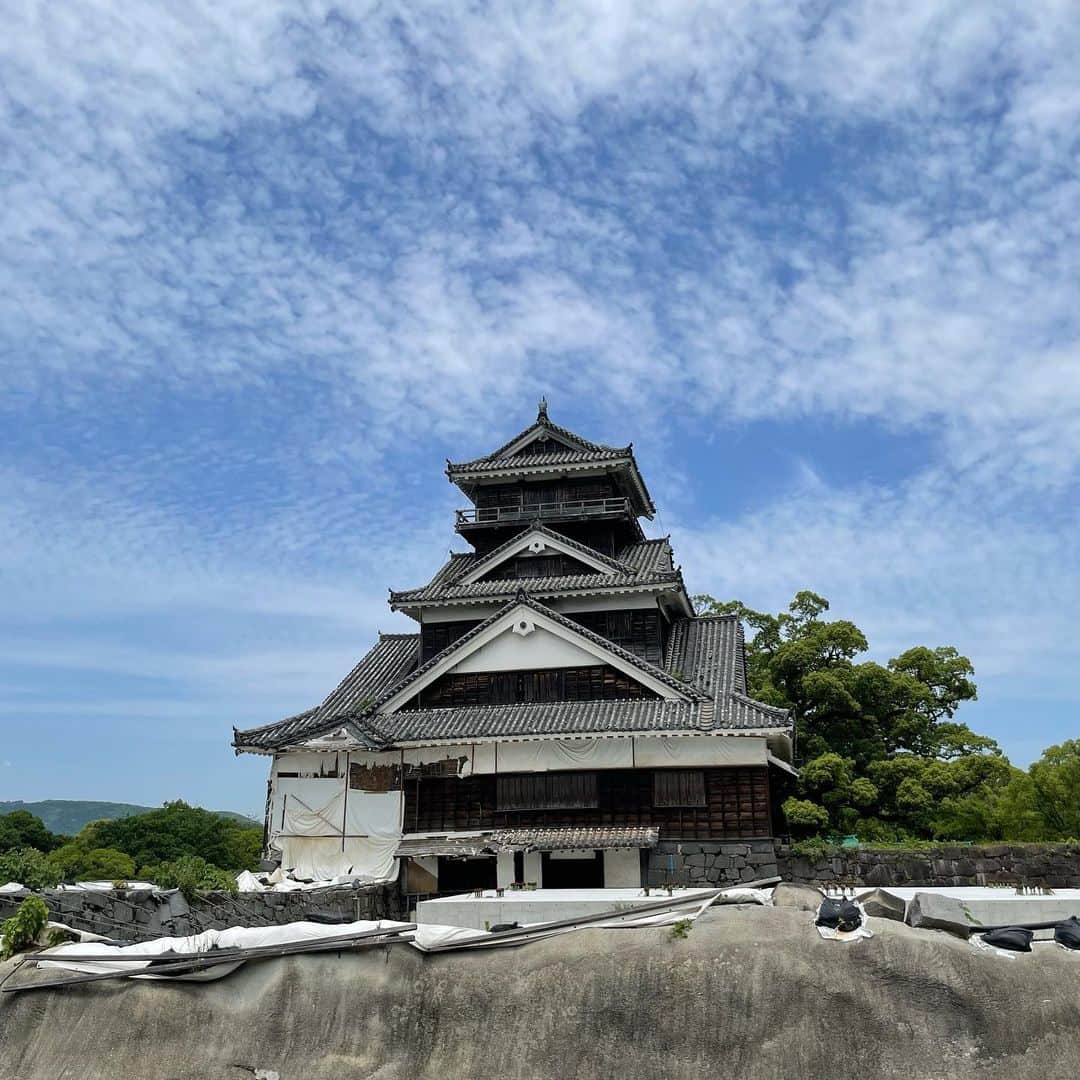 吉井明子さんのインスタグラム写真 - (吉井明子Instagram)「『週刊4Kふるさとだより』 今回の「撮ってきた！☺️📸」は プライベートで行った熊本旅の一部でした。  熊本城の天守閣は2021年に修復が終わって、内部も公開されていますが、まだ至る所に7年前の熊本地震の爪痕が…。  被災前の姿に戻るにはおよそ30年かかるそうです。今後の復興も見守りたいと思います。  #熊本 #熊本城 #熊本地震復興 #熊本地震から7年 #気象予報士 #気象キャスター #weatherforecaster #기상캐스터　#氣象主播 #吉井明子 #bs4k #週刊4Kふるさとだより #nらじ #マイあさ」5月27日 13時17分 - akiko_yoshii_sunny_rain