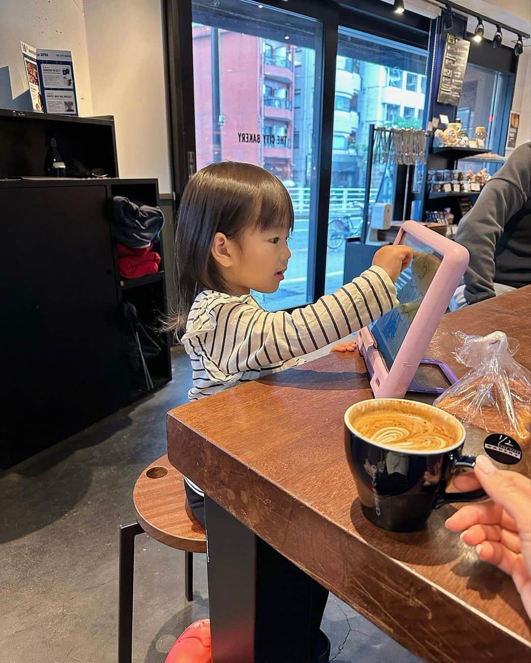 稲川千里のインスタグラム：「エナちゃんと2人でcafeした日☕️💕  時間潰しにお姉ちゃんのタブレットを渡したら、パズルも色塗りもお世話やお医者さんのゲームなど、色んなものが出来てびっくり😳  長女と次女、同じように育てているつもりでも、長女のときには何か些細なことでも出来るようになると気づいて褒めてあげたのに、次女に対してはそれが鈍感になってしまったり、一つずつ向き合って教えてあげる時間が少なかったり、どうしても違くなってしまう部分も多々あるなと感じます⚡︎  さらに最近はお姉ちゃんの習い事が増えて、エナと2人で過ごしてあげられる時間がほとんどなくなってしまって、それどころかパパとお留守番も増えて、いつも申し訳ない🥲  寝る前や週末はエナが楽しいことを沢山してあげたいものですね❣️  #次女 #ジャイアンなのに弱かったり #愛おしい」