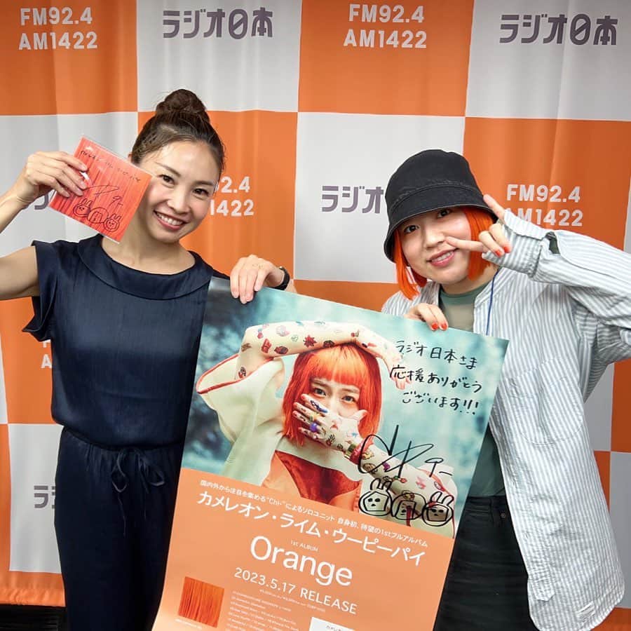 吉村民さんのインスタグラム写真 - (吉村民Instagram)「ラジオ日本「SWEET!!」 5月23日(火)のゲストは 「カメレオン・ライム・ウーピーパイ」のChi-さんでした！  カメレオン・ライム・ウーピーパイは鮮やかなオレンジの髪がトレードマークのボーカル・Chi-（ちー）さんと、トラックメイクや映像制作を務めるWhoopies1号・2号と、3 人でクリエイティヴに関する全て自ら手がけ活動を行っているそうですが、 現在発売中のファーストアルバム『Orange』を聴いてビックリ！ ポップでダンスでロックでキッチュなミラクルワールド！ 沢山の魅力が詰まったアルバムになっているのです。  「今までリリースした楽曲がほぼ入っていてジャンルなどバラバラですが、 カメレオン・ライム・ウーピーパイぽさが詰まった踊れるアルバムになっている。」そうです！ 本当に曲によって魅力が違うので、お気に入りの曲が見つかると思います😆  そして、曲だけではなく、MVなどにも魅力と個性がいっぱい詰まっているのですが、 アルバム制作中の印象深いエピソードとしては、 「CD が紙ジャケで中のアートワークで PC で写真をドット絵にする作業が めちゃくちゃ細かくて 2 週間ぐらいずっとその作業をしていて めちゃくちゃ大変だった！」そうです。  いつも、Chi-（ちー）さんの頭の中に浮かぶことを、 Whoopies1号・2号が形にしてくださるということですが、 大変さがわかったそうです笑  Chiさんのイメージを表現することも大変そうですが、 そもそも、頭の中にあんな世界が浮かぶ、ということが 私には素晴らしすぎることに感じます。  改めて、アートって才能なんだなぁ。すごいなぁと思いながら お話を聞かせていただきました！  そんな、カメレオンライムウーピーパイさんの初のワンマンライブが7月に開催されます。  1ST ONE-MAN LIVE "Orange" 7/2(日) 大阪心斎橋の Music Club 「JANUS」 7/9(日) 東京「WWW X」 で開催です!  出来るだけ世界観を伝えられる様に、色々と考えているそうで、、 想像するだけで楽しそうです✨  気になった方は、カメレオン・ライム・ウーピーパイの SNS などを チェックしてみて下さい！」5月27日 13時13分 - yoshimuratami