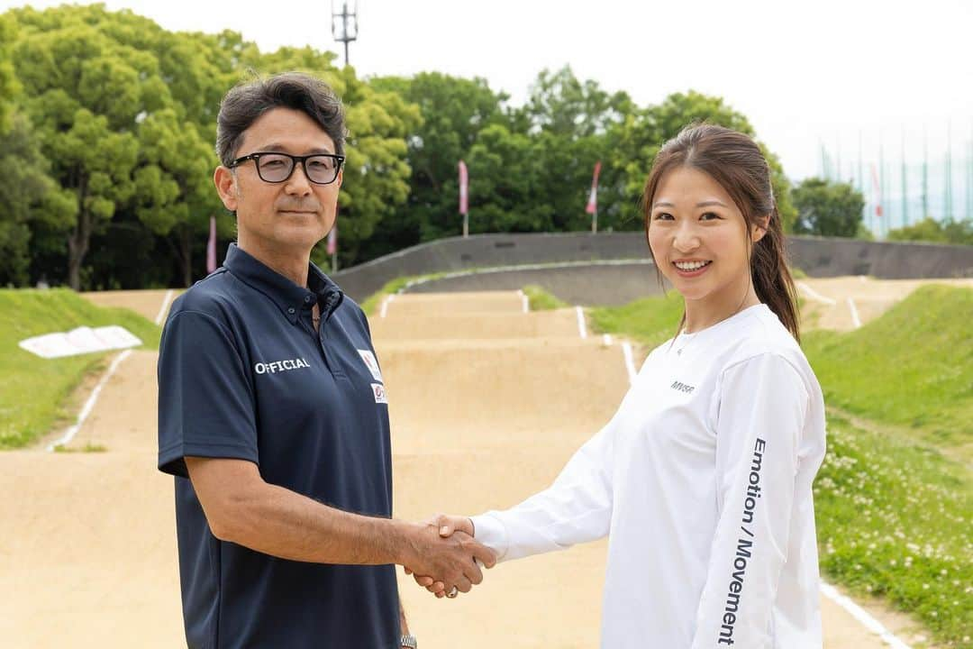 早川優衣のインスタグラム：「こんにちは！🐣 一般社団法人全日本BMX連盟の公式アンバサダーに就任いたしました！ 公式アンバサダーとして、多くの方にBMXの魅力を伝えることができるよう頑張ります！ 色々なイベントができたらいいなと思っているので、楽しみにしていてください⭐️ 私もとても楽しみです😋🚲  明日は、大阪府の大泉緑地公園で大東建託シリーズ第3戦が開催されます！ 是非遊びに来てください🙆‍♀️ : #BMX #jbmxf #大東建託」