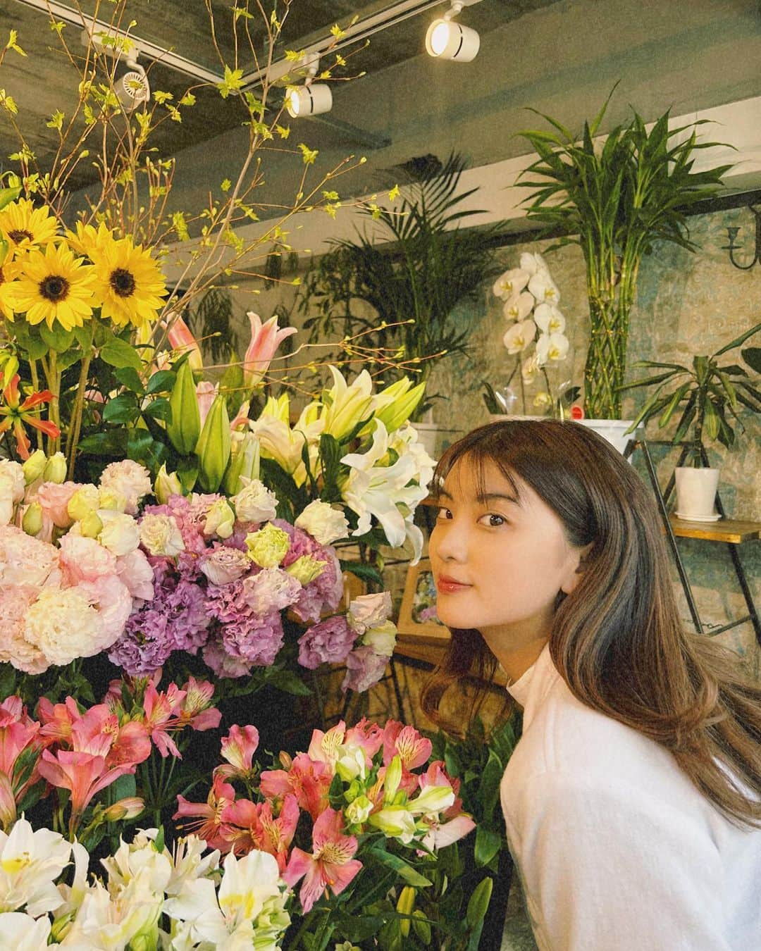 HITOMIさんのインスタグラム写真 - (HITOMIInstagram)「Hey,guys 🍳 昨日花屋へ行った、マジできれいなお花 kayak aku💐 好きなお花はなに？私はチューリップです🌷Anjay すぎ」5月27日 19時00分 - __htm.13__