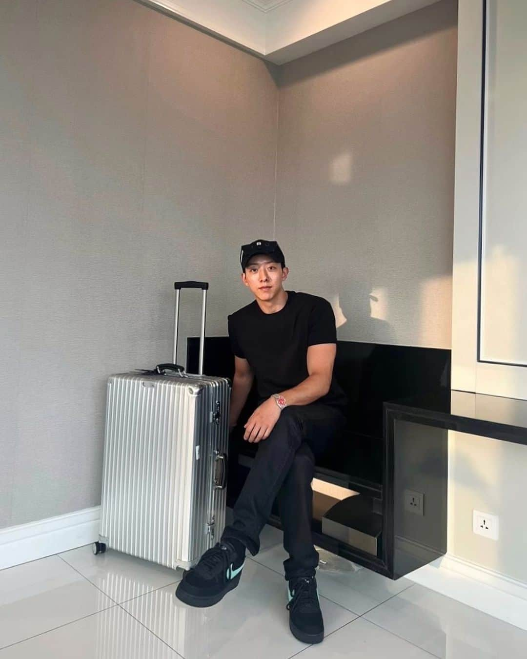 イ・ジョンシンさんのインスタグラム写真 - (イ・ジョンシンInstagram)「연휴에 여행가시는분 빗길조심! . . .  #rimowa」5月27日 13時20分 - leejungshin91