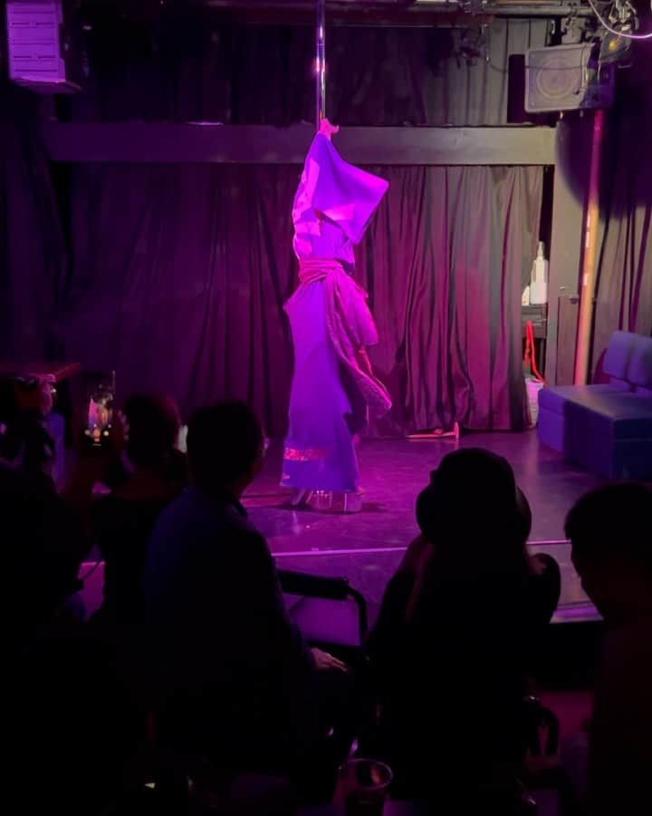 SHIRAISHIMIHOのインスタグラム：「@mickiefujinami さんの棒酒場イベントでポールダンスショー踊らせていただきました👘✨🔥 イベントを通してワイもミッキー推しになった🥺🩷🩷🩷🩷更にワイも好きになった🥺🩷そんなすきぴのイベントで踊らせてもらえて幸せだた🫠🫶 ありがとうございました🙏✨ その日の演者さんそれぞれカラーが違いすぎてショーを自分も見る時もめちゃ楽しかった🥳  この日は天城越えで踊らせていただきました🔥 昔は何気なく知ってたくらいでしたが、歌詞を聞けば聞くほど深くて、男性への情念に駆られる女性の心情が描かれた歌詞で。。🥲 別れるべき男だけど手放せず、幸せだけではない愛の恐ろしく切ない側面が垣間見え曲でした🥲🩷 続きの動画もちょこちょこアップします🫶」
