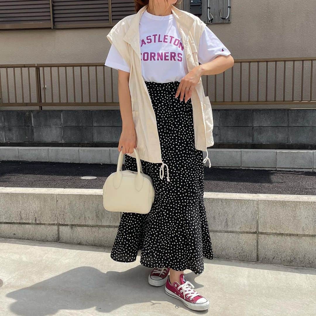 yuu_renonのインスタグラム：「@geera__official  champion Tシャツ👚 商品番号🔍207917  ピンクのロゴがポイント♡ コンバースとカラー合わせしてみたよ！  他にもカラーがあって どれも可愛いので 是非チェックしてみてね♡ ZOZOで買えるよ〜♡  #GeeRA  #geera_ootd  #ジーラ  #タイアップ  #大人コーデ #春コーデ  #fashion#162cm#イエベ春#骨格ストレート #大人カジュアル#今日のファッション #今日のコーデ #プチプラコーデ #着回しコーデ #ママファッション #ママコーデ#3児ママ#高校生ママ #outfit #ootd #ootd_kob #ponte_fashion #mineby3mootd #mamagirl #hotmamatown #locari」