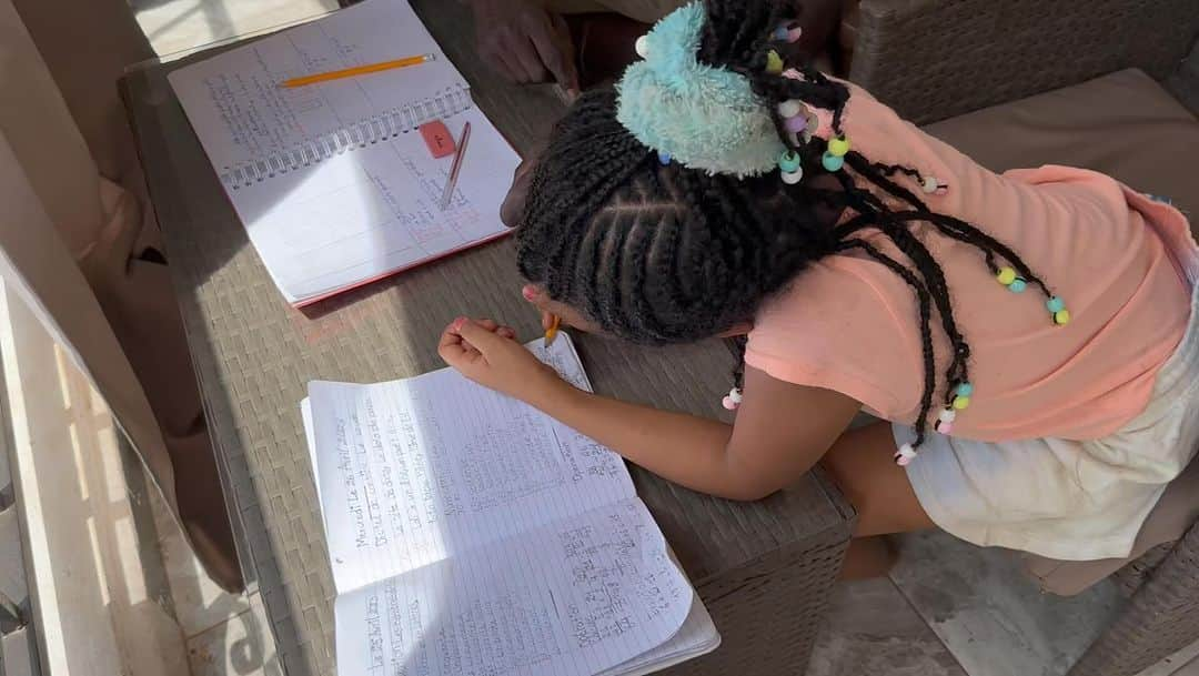 中鉢明子のインスタグラム：「📖Learning 3rd grade math with French & Bambara😉👍#Bamako #Mali #parenting 🇫🇷フランス語と🇲🇱バンバラ語で3年生の算数の勉強。娘はマリでの特訓で(マリは先生が厳しい)フランス語の聞き取りはほとんど問題ないくらい上達しました。ニューヨークではフランス語と英語のバイリンガルスクールに通っているので学校も応援してくれるので感謝です。  #日本語 が一番話せて次 #英語 #フランス語 #バンバラ語 の順番です。#子育て  #マリ共和国 #アフリカ #思い出」