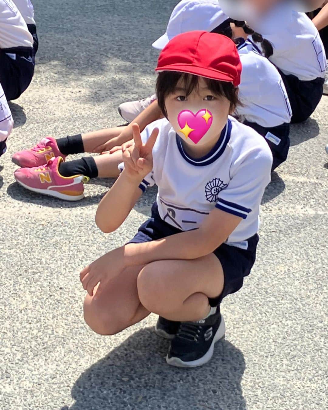 のインスタグラム：「本日は炎天下の中、愛娘たちの運動会でした。 暑い中よく頑張りました。 成長が感じられる１日でした。 恩師とも会えて、長話しできて良き日でした。 #愛娘#２人のエルサ#運動会#パパ#成長#恩師」