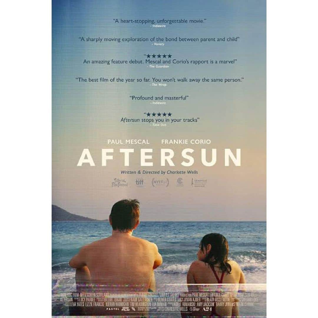 豊田エリーさんのインスタグラム写真 - (豊田エリーInstagram)「📹 『aftersun / アフターサン』 見せなかった表情、語られなかった言葉のその行間に、 自分や周りのひとを思い浮かべる。 ビデオテープには残っていない、些細でいとおしい記憶。 ここがこうで、こう面白いの、 なんて説明できないけれど、本当に好きな映画になった。  父が日本語の練習に書いていた短い日記を読んだときに 胸がぎゅっとした感覚を、今朝ふと思い出す。  #aftersun  #elliecinema   この映画を観てからの、た組『綿子はもつれる』。 年齢を重ねてもひたすら未熟でしかいられないことついて考える 興味深い映画と演劇の二本立てだった。」5月27日 13時28分 - ellie_toyota