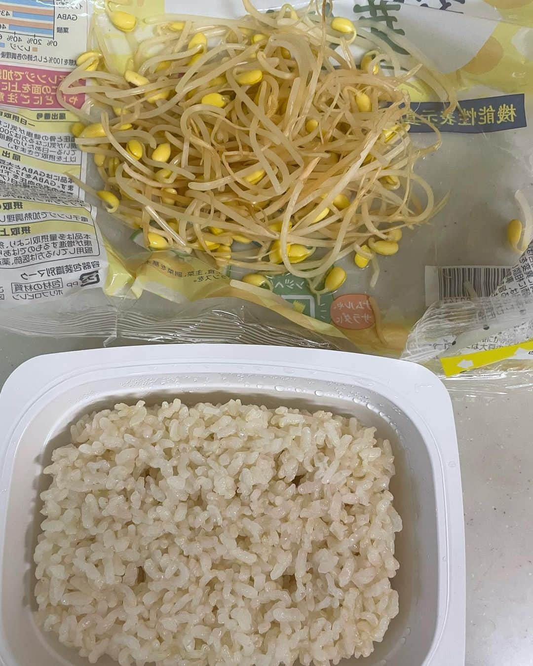 飯島直子さんのインスタグラム写真 - (飯島直子Instagram)「こんにちは^ - ^♪  今日は朝から暖かくなりました  運動会日和ですね^ - ^  運動会はいけないけど 洗濯します  25.26日のへんじすこし＾＾  ユリイカおめでとう♪  45才おめでとう！クリニックナース素晴らしい うん、ほどほどにね(*´-`)  未亜！テストまあまあオッケー♪  夜中にミニストップのロッピー つらい中頑張ってくれたんだね とても嬉しい（ ; ; ） そして本当にありがとう！  娘と共にコロナ、体調大丈夫かな…はやく良くなりますように…  ピノ…🎈  これから梅雨時期、気分上げたいよね＾＾ ネイルもいいし、みんなで気分上がること考えよう(´∀｀=)  FCからメール(*´-`) ありがとう！  初入社して一週間！ 気が張って疲れためないよう 息抜きしてね^_^  いつも使ってるスプーン、 かなり古いものです 骨董品ですね^ - ^  リン…🎈  のあちゃん♡  愛犬は赤ちゃんの頃からおとなしいです  生理痛があまりひどいときは 一度検査してきてね(*´-`)  しゅ、しゅ、取得！ 免許取得( ´ ▽ ` )ははは  スパッツ…レギンス！はーい♪  今朝は食材がないので雑炊的な  玄米(コンビニ)  豆もやし(姉産)  梅干し(叔母産)  コールスロー(コンビニ様々)  少食ですね^ - ^  今日は暑くなりそうです みんな水分たくさんとって 元気にのりきろうね╰(*´︶`*)╯♡」5月27日 13時28分 - naoko_iijima_705_official