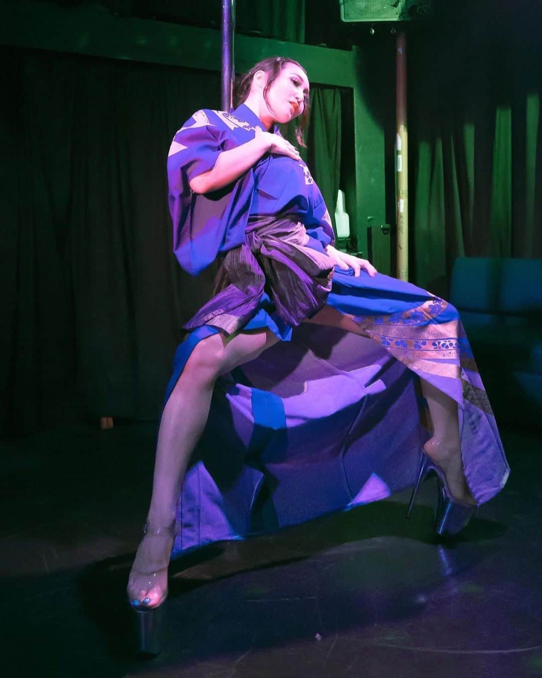 SHIRAISHIMIHOのインスタグラム：「@boss.aurouge さん 素敵な写真ありがとうございました📸🙏✨ #天城越え #棒酒場 #theatregoo #新宿 #ポールダンスショー #poledancer」