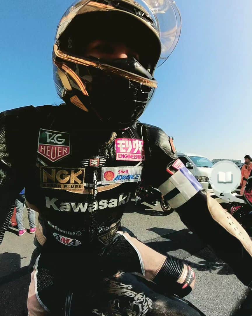TOKIのインスタグラム：「やはり小手先ではバイクの白煙が止まらないのでヘッドを開けてバルブやらピストンリングをチェック&交換する事になり、来週ドック入りになりました。。。」