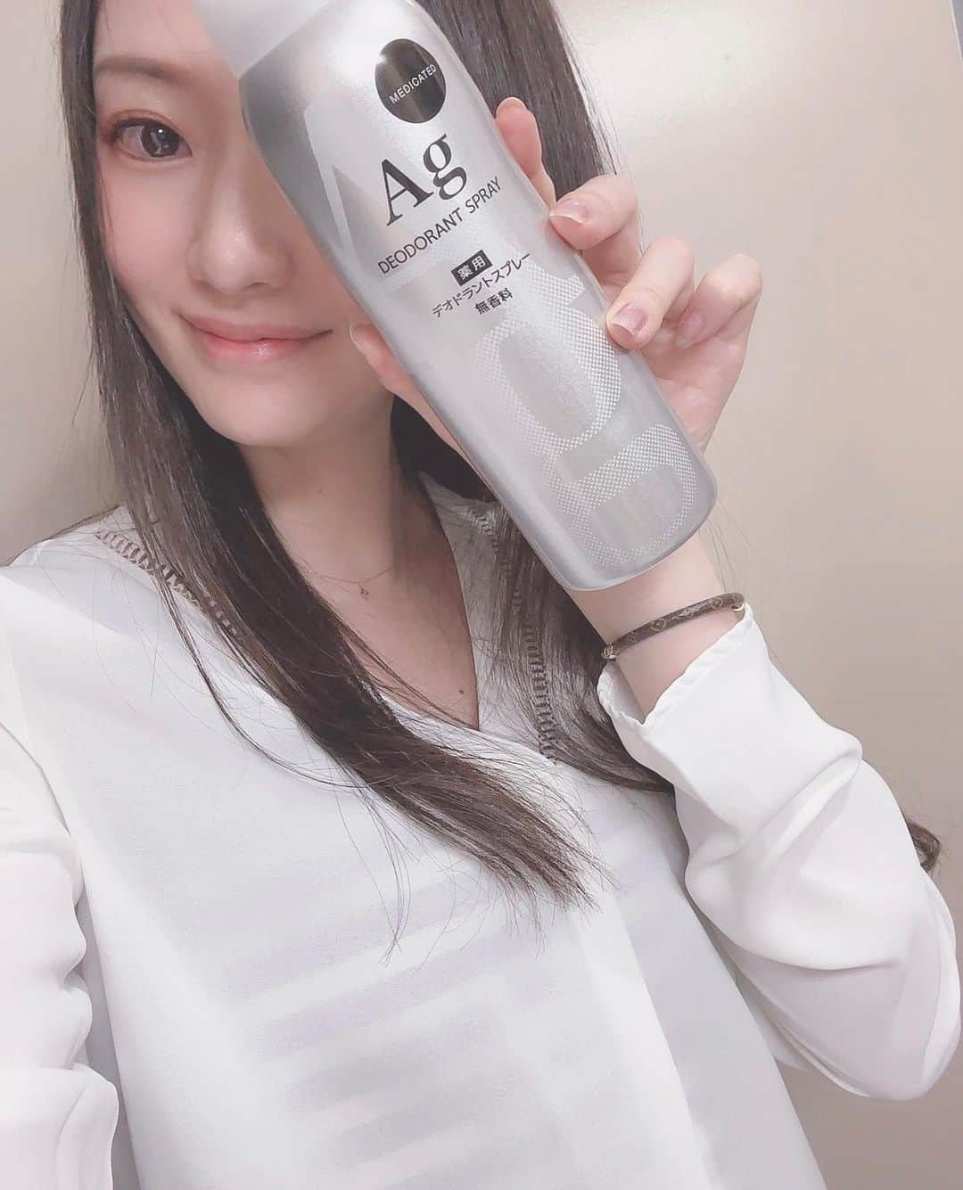 吉山りささんのインスタグラム写真 - (吉山りさInstagram)「💄💋✨ モデル歴26年の吉山りさが独断と偏見で選ぶ  勝手にオススメ美容アイテム🥰  今日は 『Ag』  💎4年前から良質な水で 体質改善してから めちゃくちゃ汗っかき😂 （自己人体実験）   でも、保育園児から付き合いの長い 末端冷え性は治りません😂  色々デオドラント系使ったけど 結局このAgに戻る❣️  会食も多くなってきたので 食事する時はフレグランスはつけたくないので無香料💕  自称、犬の次に嗅覚あるので、香りに敏感💦（クサイの苦手❌）  年間使ってるから、すぐ無くなる😂  襟足にも体にもシューッとお手軽です💙 男性用もあったなぁ〜😎   #勝手にオススメ美容アイテム  #デオドラント  #デオドラントスプレー  #ag  #スプレー #手軽 もう20年以上愛用💕 #吉山りさ #美容 #香りフェチ  #敏感鼻 😎 オマケに #敏感肌  #汗っかき  #汗  #汗だく  #サラサラ  #パウダー イン  #白くならない 😍 #毛穴 つまりなし🙆🏻‍♀️」5月27日 13時41分 - oreorerisa