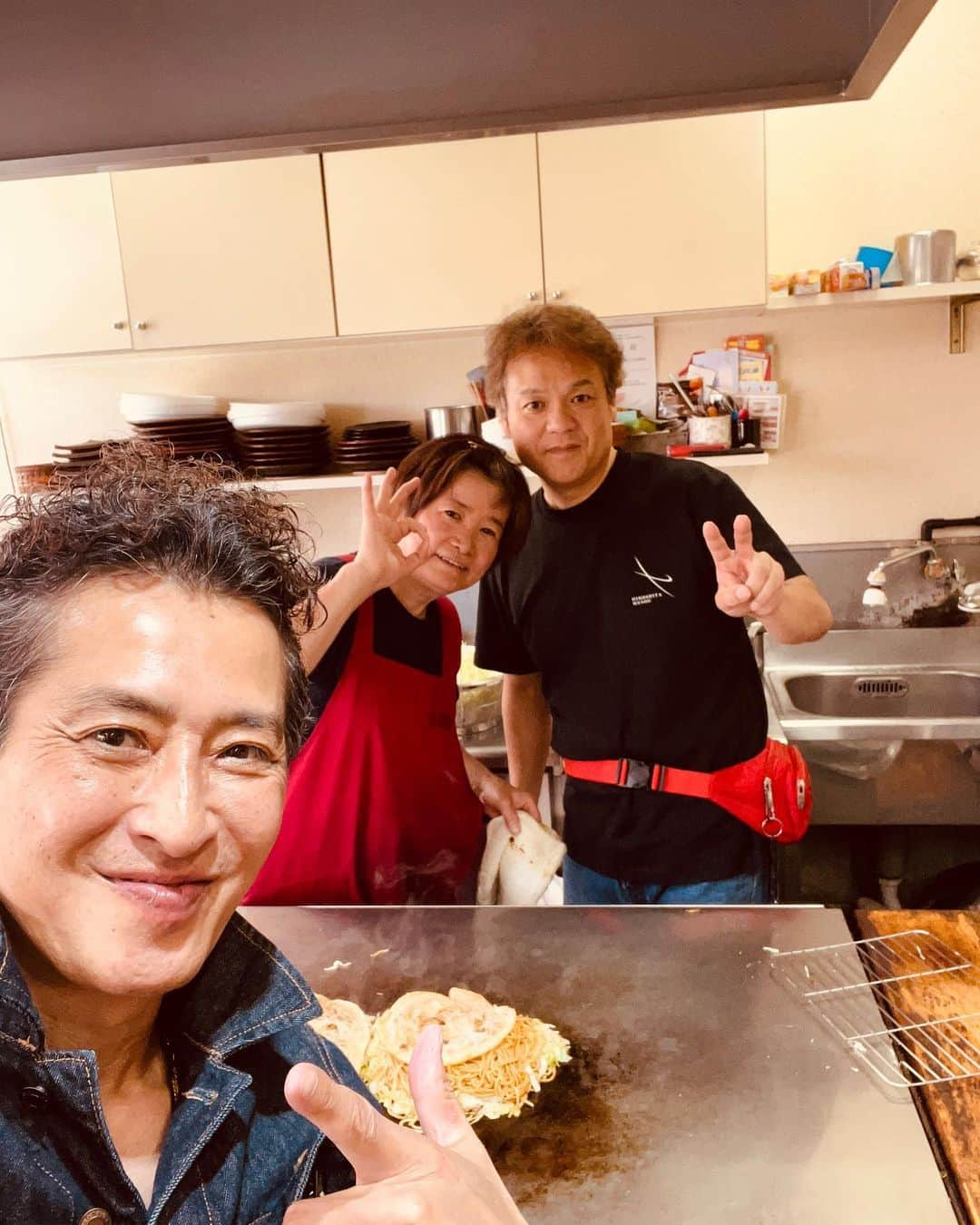 大沢樹生さんのインスタグラム写真 - (大沢樹生Instagram)「こんにちは😊 良き穏やかな週末をお過ごし下さいませ♪ 昨日今日と広島っす！ 旅人か🤪笑 本日のランチは1年チョイぶりに広島お好み焼き屋 REONさんへ😋 パパ&ママさんもお元気でなにより⤴️⤴️⤴️ 変わらず美味かっちゃん👏✨✨✨  #広島 #広島お好み焼き #reon #旅人 #こんにちは #良き一日⠀ #素敵な一日⠀ #素晴らしい一日⠀ #最高な一日 #大沢樹生⠀ #大澤樹生⠀ #おおさわみきお⠀ #mikioosawa ⠀ #osawamikio ⠀ #mikiooffice⠀ #ミキオオフィス」5月27日 13時47分 - osawa_mikio