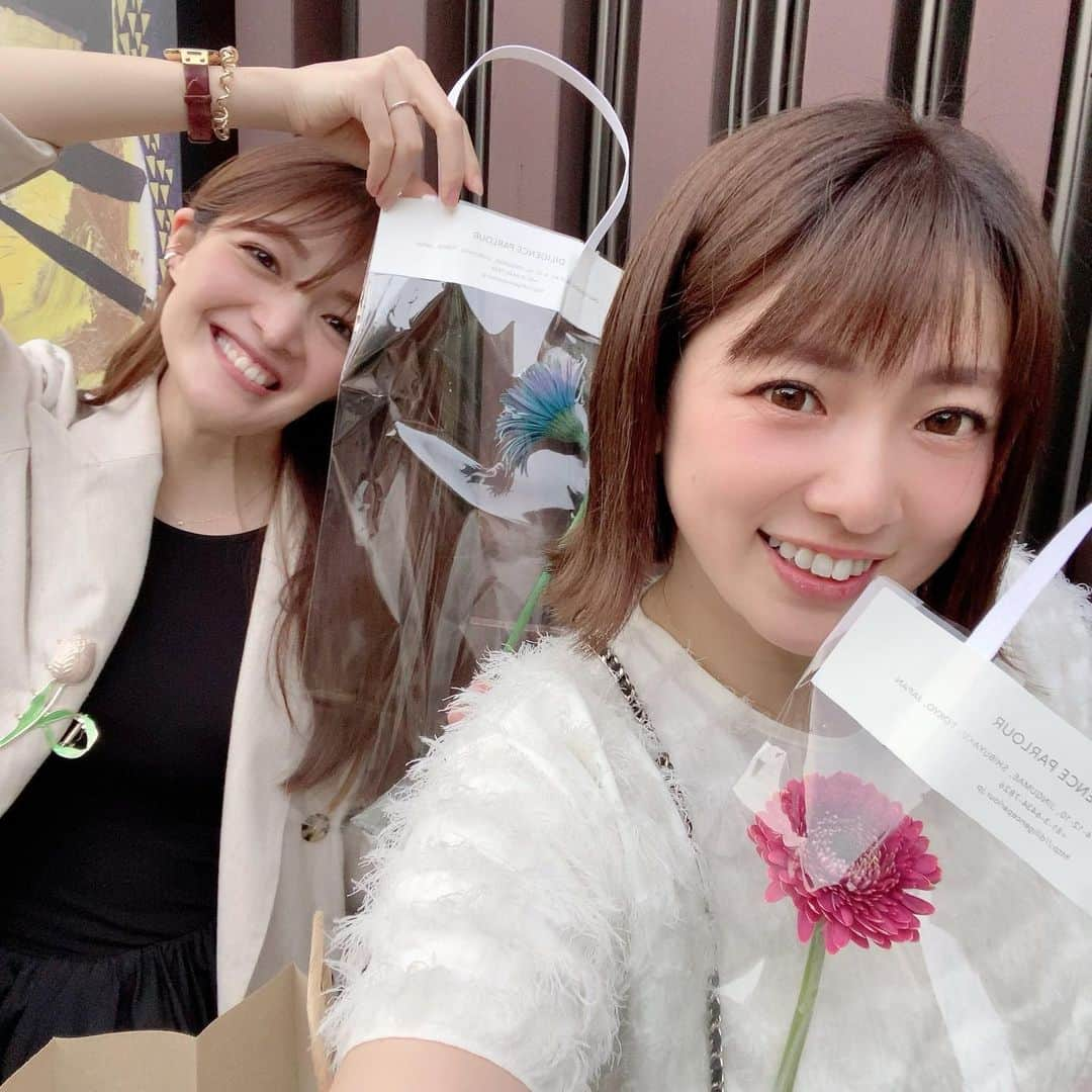 森田紗英さんのインスタグラム写真 - (森田紗英Instagram)「_ まゆさんとパシャリ☺️🌸 先週会いました〜！ _ 大好きなお姉ちゃん。 前に一緒に2人で韓国旅行したこともあるんだけど、 まゆ姉ちゃんが面白すぎて、お腹抱えて笑った〜〜😂 秋のはじめ？頃だったから、 まだ冬用コートは必要ない時期だったんだけど、 服やコートを買い過ぎてしまった まゆ姉ちゃんは、全部着用して汗だくで飛行機乗りました🫢爆 _ 優しくて、おもろいまゆ姉ちゃん、 これからも仲良くしてください😭💕笑 _ また一緒に旅行いきたい🥰 _ _ _ #まゆ姉ちゃん #二児の母 #見えない #天使 #天然 #最高 #おもしろすぎる #旅行いきたい」5月27日 13時48分 - moricoff