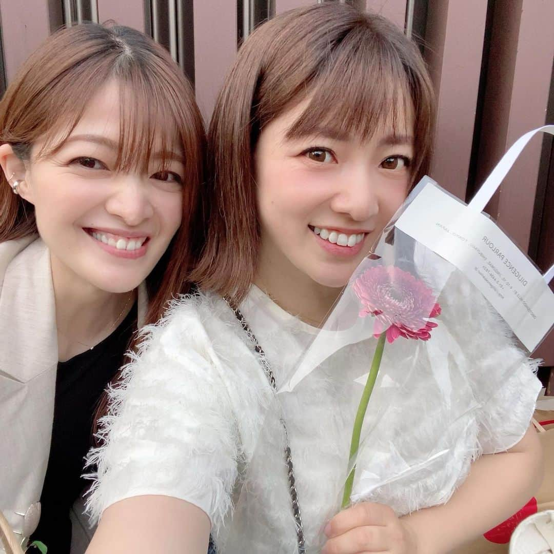 森田紗英のインスタグラム：「_ まゆさんとパシャリ☺️🌸 先週会いました〜！ _ 大好きなお姉ちゃん。 前に一緒に2人で韓国旅行したこともあるんだけど、 まゆ姉ちゃんが面白すぎて、お腹抱えて笑った〜〜😂 秋のはじめ？頃だったから、 まだ冬用コートは必要ない時期だったんだけど、 服やコートを買い過ぎてしまった まゆ姉ちゃんは、全部着用して汗だくで飛行機乗りました🫢爆 _ 優しくて、おもろいまゆ姉ちゃん、 これからも仲良くしてください😭💕笑 _ また一緒に旅行いきたい🥰 _ _ _ #まゆ姉ちゃん #二児の母 #見えない #天使 #天然 #最高 #おもしろすぎる #旅行いきたい」