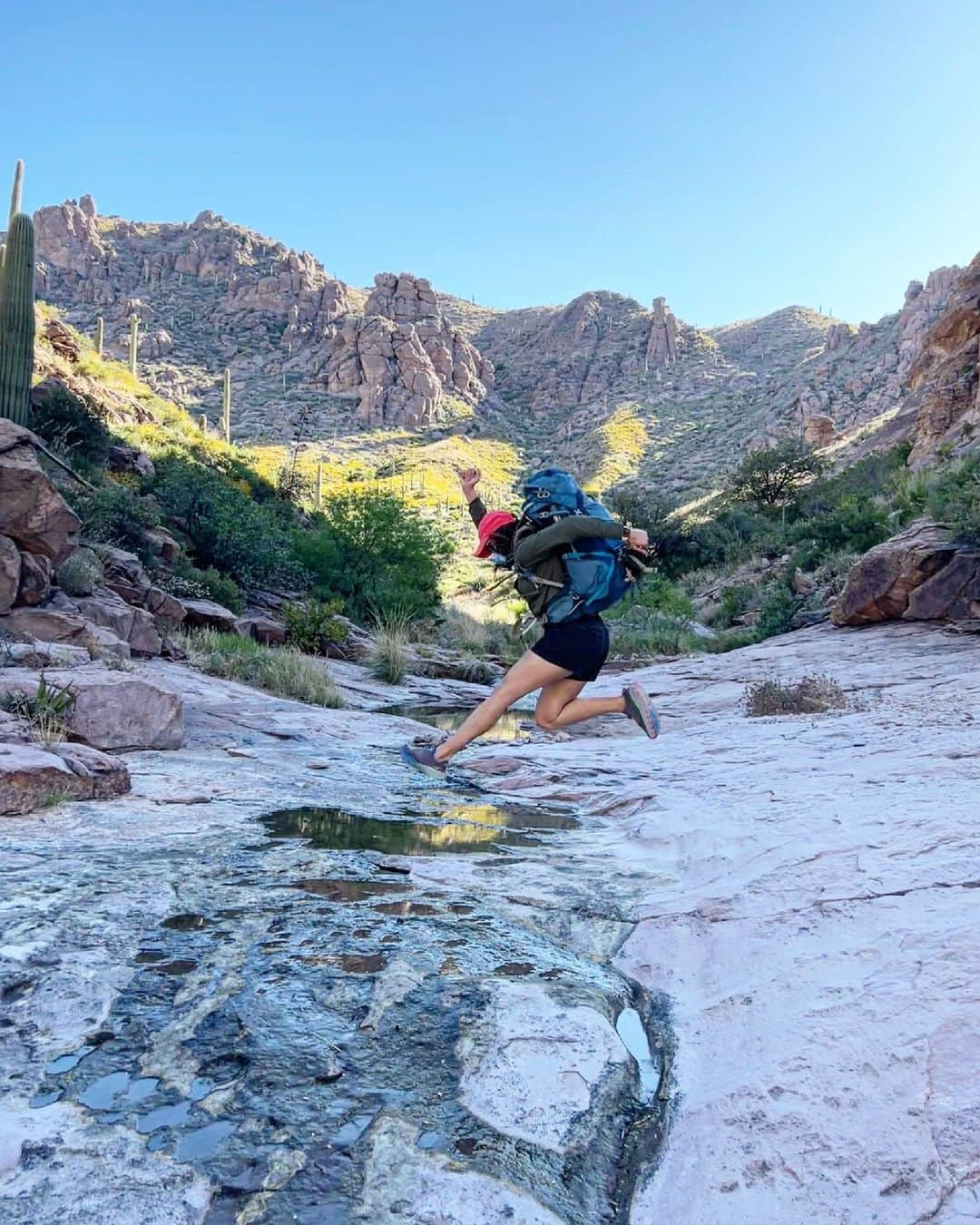 オスプレーのインスタグラム：「That Friday feeling.   📷: @roamingv | Featuring Aura AG 65  #OspreyPacks」