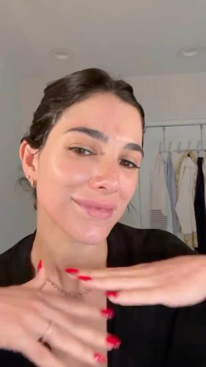 ローレン・ペルツのインスタグラム：「You guys have heard me complain about my melasma, and I think I found the cure! This product from @pavise is the newest addition to my skincare routine. My skin is glowing! It’s also baby safe making it easy for us moms. 💎 #pavise #pavisepartner」