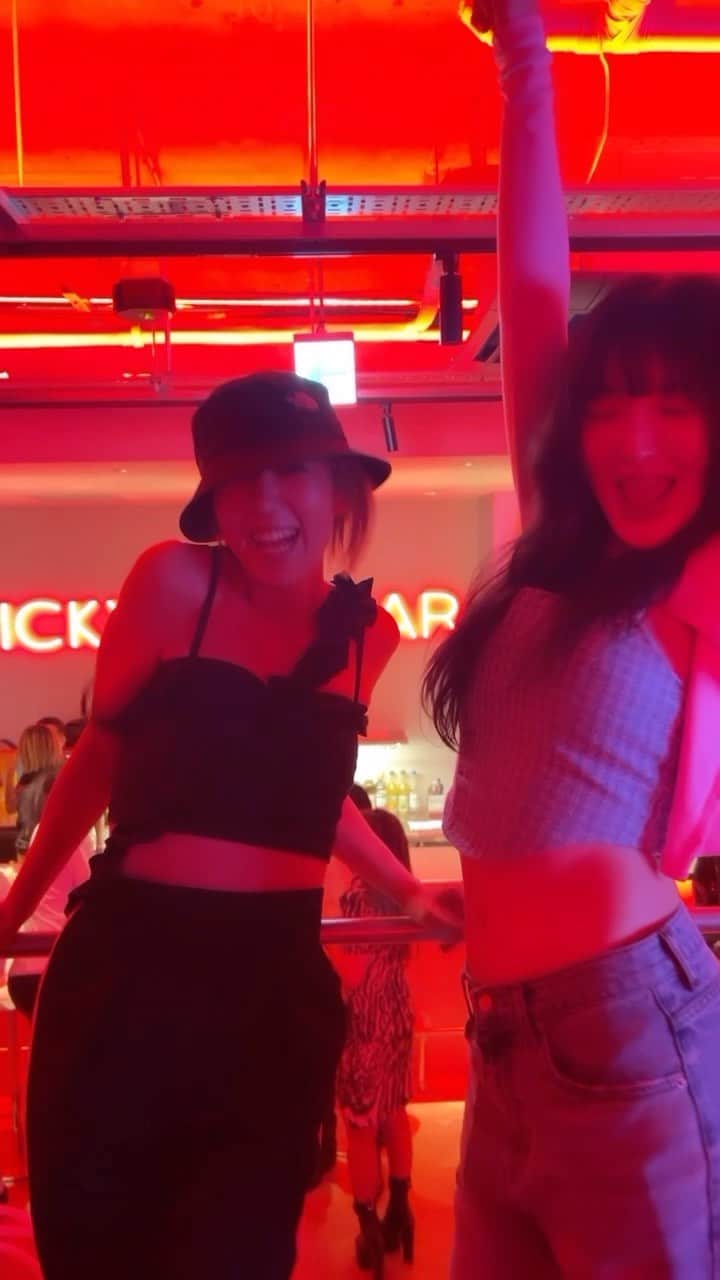 LiLyのインスタグラム：「初めましては、とりまダンス。息合うね🌷🌷 #プリミティブな共通言語　@satokayo1226」