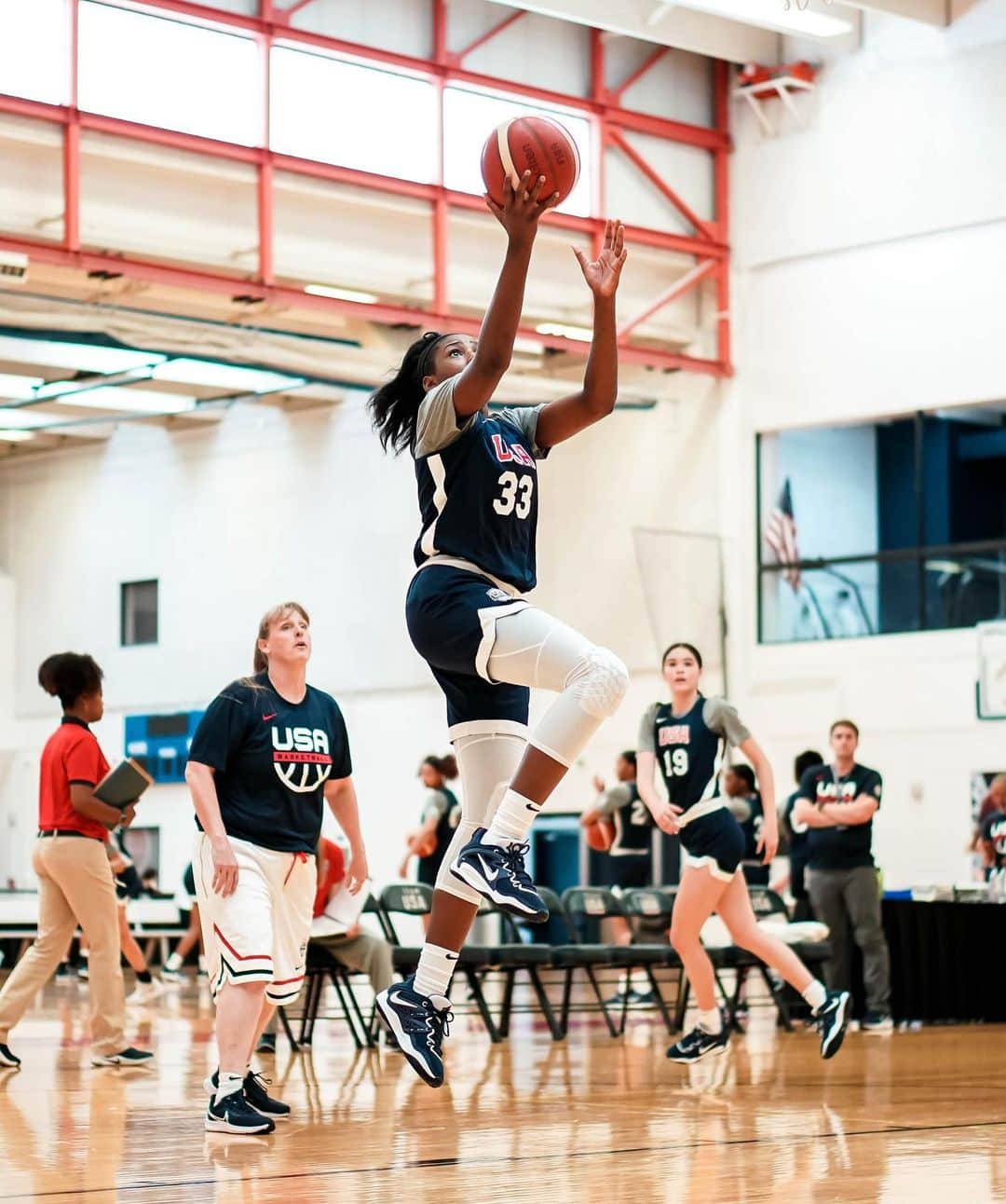 USA Basketballさんのインスタグラム写真 - (USA BasketballInstagram)「🇺🇸 #USABWU16 Trials are officially underway and off to a strong start💪」5月27日 5時17分 - usabasketball