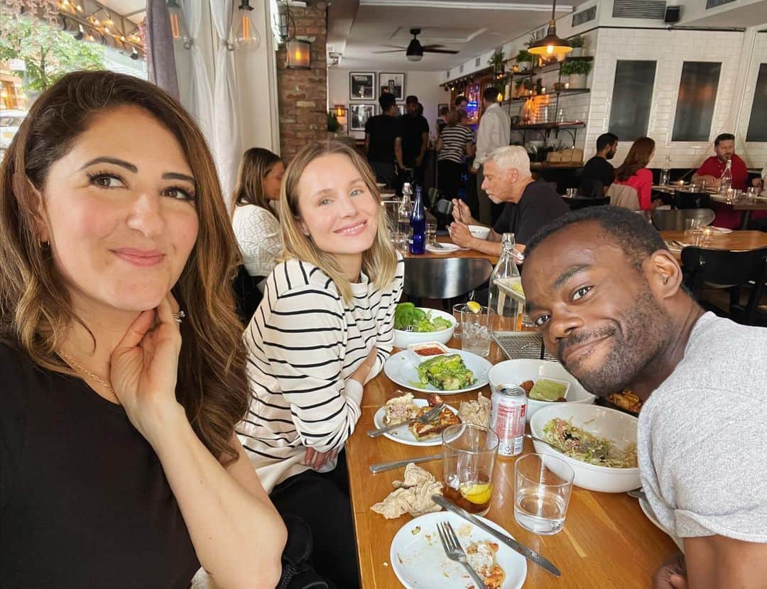 のインスタグラム：「A dreamy 48 hours in NY with @erikajaye: -eating at @pizzalovesemily with my soul siblings -seeing the @darcycarden break her cast mates in her broadway DEBUT because shes hilarious -sleeping in a cupboard sized room and a full bed with @erikajaye  - wrapping up the night watching the epically talented @bensplatt and @micaela_diamond bring down the house in @paradebway」
