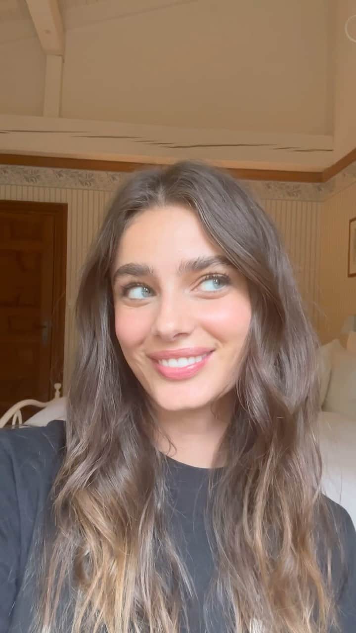 テイラー・ヒルのインスタグラム：「Sleepyhead doing sleepy makeup 💄 💋💤 Products used(tagged what I could in the video): @oribe hair oil  @skin_pharm clarifying pads @aveneusa Ciclalfate @epicuren X-tream cream sunscreen  @iliabeauty super serum skin tint  @olehenriksen banana bright CC stick  @charlottetilbury glow gas am in pinkgasam  @fentybeauty invisimatte powder @benefitcosmetics eyebrow pencil  @charlottetilbury eyebrow brow gel in clear @summerfridays lip balm in poppy @caliray eye pencil in black @iliabeauty limitless lash mascara」
