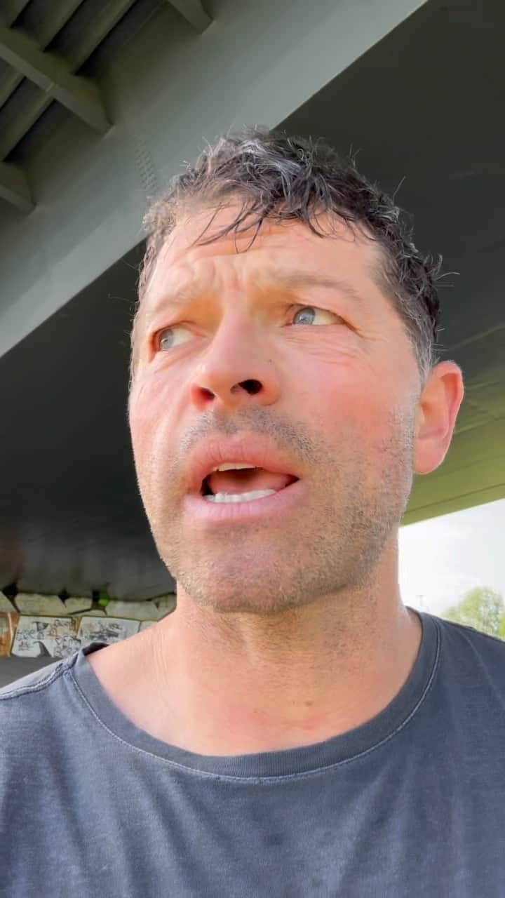 ミーシャ・コリンズのインスタグラム：「I don’t normally think of Germany as super sketchy, but these guys tried to fleece me when I was out for a jog.」
