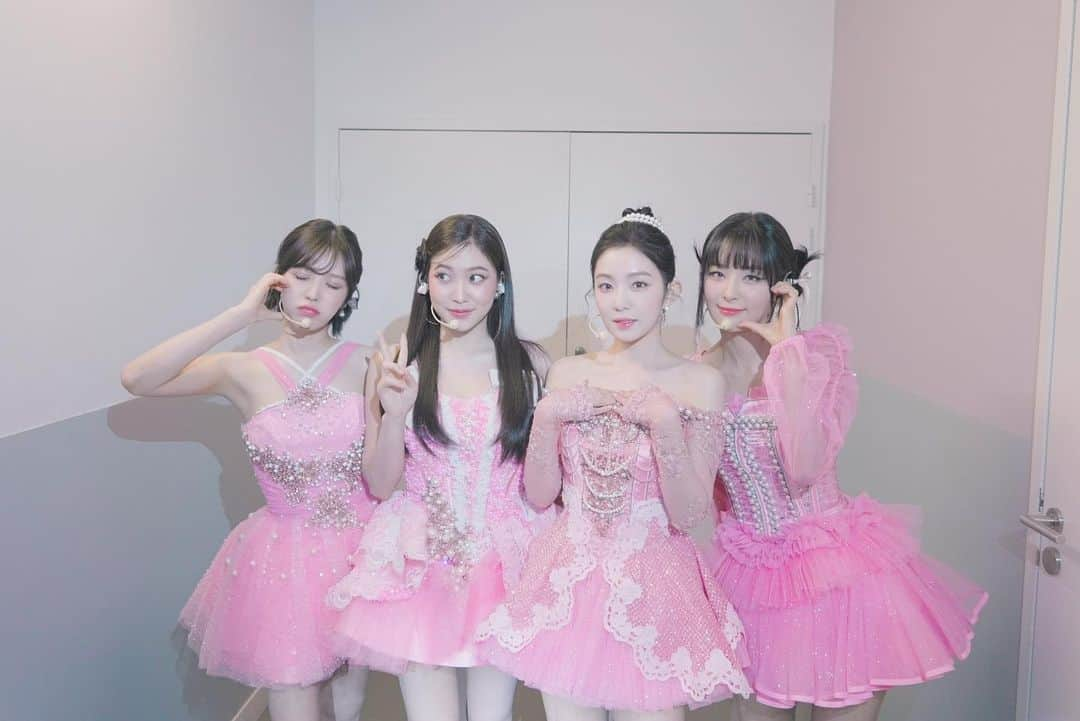 Red Velvetさんのインスタグラム写真 - (Red VelvetInstagram)「Red Velvet 4th Concert R to V in PARIS   #RedVelvet #레드벨벳 #RtoV #RedVelvet4thConcert_RtoV_in_PARIS」5月27日 5時15分 - redvelvet.smtown