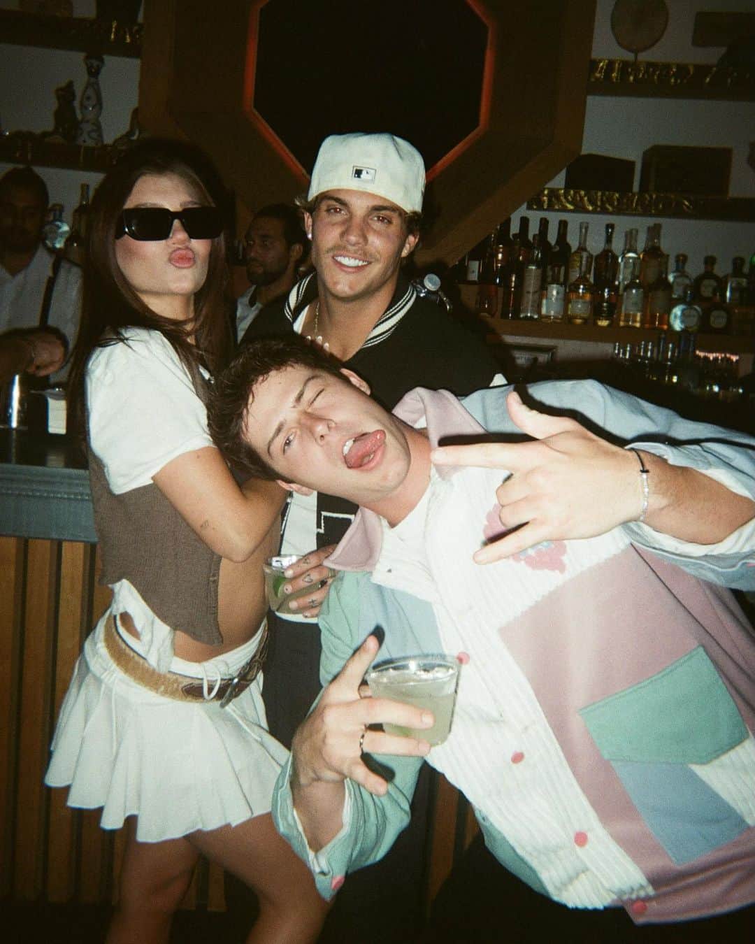 のインスタグラム：「Always third wheeling with these two」