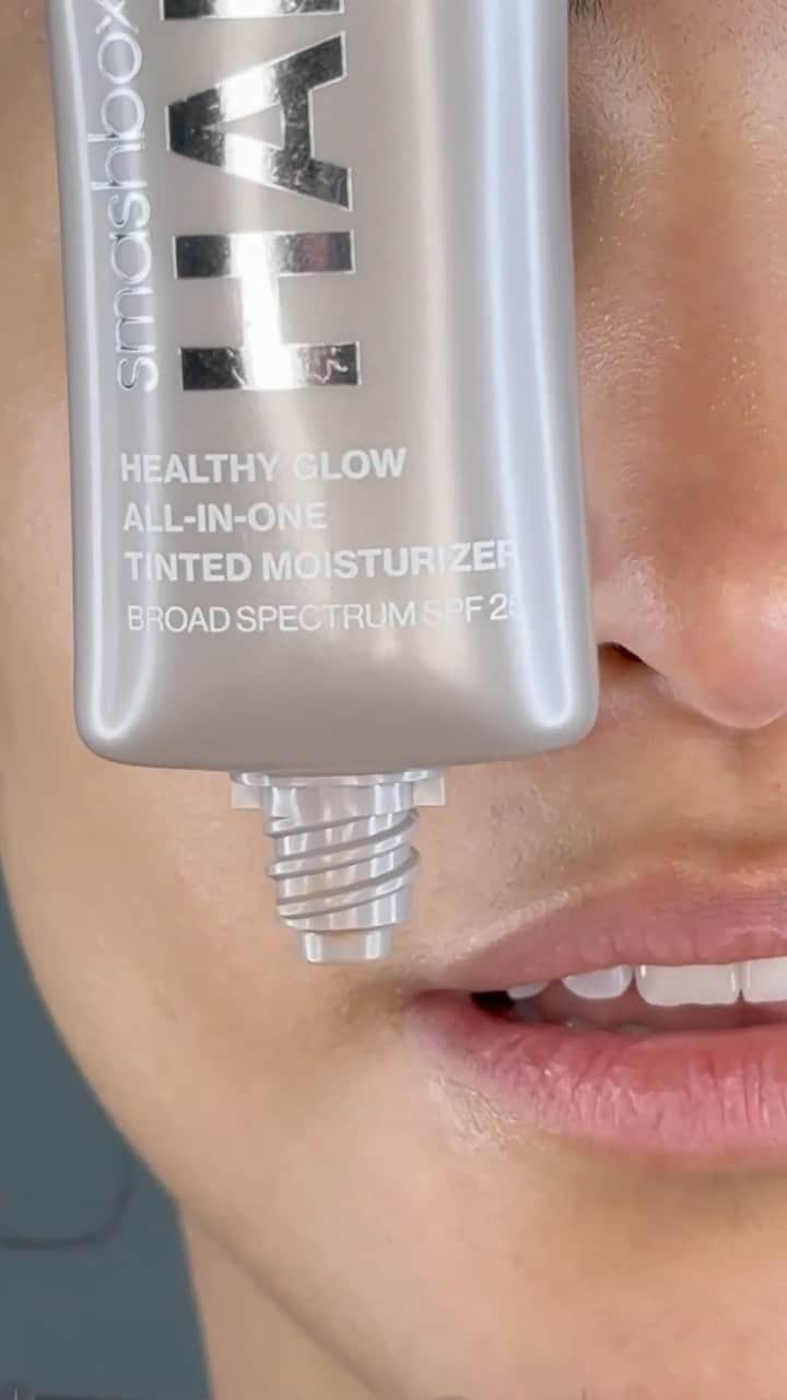 Smashboxのインスタグラム：「Halo won’t hurt you like other “tinted” “moisturizers” ✨ skin-caring ingredients *and* all-day wear ✨ breathable *and* perfects with actual coverage ✨ lightweight *and* won’t crease, cake, or settle ✨ looks like skin *and* protects with spf 25 ✨ 24-hour dewy hydration *and* glowy finish  You deserve better than a tinted moisturizer that underperforms. Find your Halo shade at @ultabeauty | Link in bio #UltaBeauty」