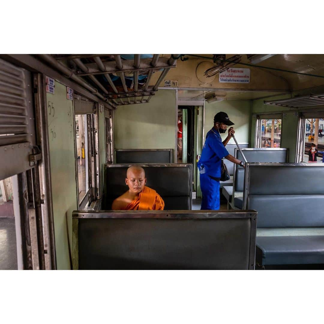 スティーブ・マカリーさんのインスタグラム写真 - (スティーブ・マカリーInstagram)「Monk on the train returning to his monastery. Bangkok, Thailand, 2023.」5月27日 5時42分 - stevemccurryofficial