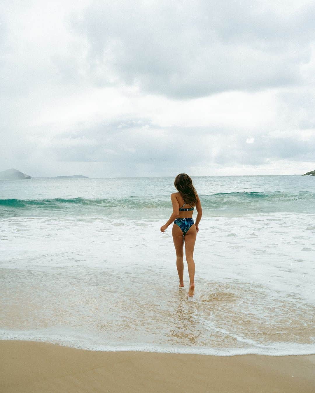JOLYN Swimwearのインスタグラム：「It's almost winter time ☃️ but you'll still catch us at the beach 🌊 // #jolynaustralia 📷 @midnightrisemedia」