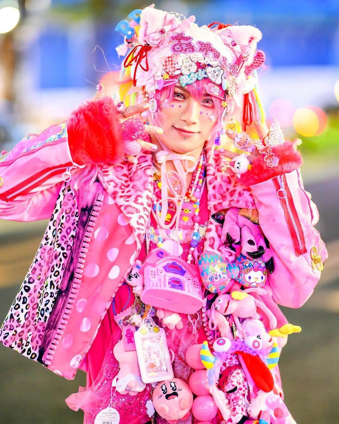 Harajuku Japanさんのインスタグラム写真 - (Harajuku JapanInstagram)「Japanese visual kei singer Eru-Nyan (@eru.baby666_awk) wearing a very pink decora-inspired look on the street in Harajuku. Eru is wearing a jacket and shoes both painted by Japanese outsider artist Shuhei Tsuji of Asakura Garo, lots of kawaii accessories from Ai to Kyouki no Market Harajuku, Kirby, Opanchu Usagi, and other custom made items. He told us that in addition to his own band Awake, his favorite musicians include Japanese legends Hide and L'Arc-en-Ciel.」5月27日 5時53分 - tokyofashion