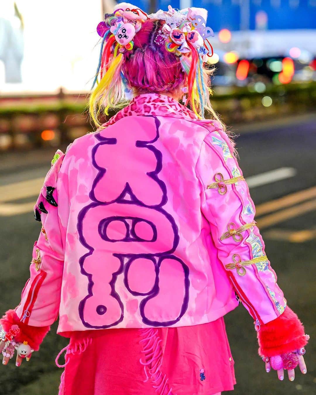 Harajuku Japanさんのインスタグラム写真 - (Harajuku JapanInstagram)「Japanese visual kei singer Eru-Nyan (@eru.baby666_awk) wearing a very pink decora-inspired look on the street in Harajuku. Eru is wearing a jacket and shoes both painted by Japanese outsider artist Shuhei Tsuji of Asakura Garo, lots of kawaii accessories from Ai to Kyouki no Market Harajuku, Kirby, Opanchu Usagi, and other custom made items. He told us that in addition to his own band Awake, his favorite musicians include Japanese legends Hide and L'Arc-en-Ciel.」5月27日 5時53分 - tokyofashion