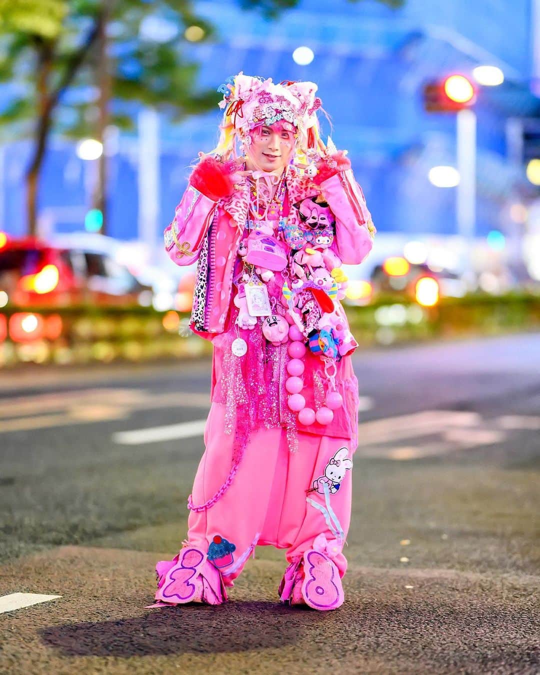 Harajuku Japanのインスタグラム：「Japanese visual kei singer Eru-Nyan (@eru.baby666_awk) wearing a very pink decora-inspired look on the street in Harajuku. Eru is wearing a jacket and shoes both painted by Japanese outsider artist Shuhei Tsuji of Asakura Garo, lots of kawaii accessories from Ai to Kyouki no Market Harajuku, Kirby, Opanchu Usagi, and other custom made items. He told us that in addition to his own band Awake, his favorite musicians include Japanese legends Hide and L'Arc-en-Ciel.」