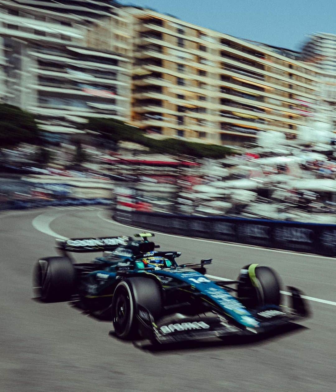 フェルナンド・アロンソのインスタグラム：「Friday . Monaco . @astonmartinf1 #monaco #f1 #astonMartin」