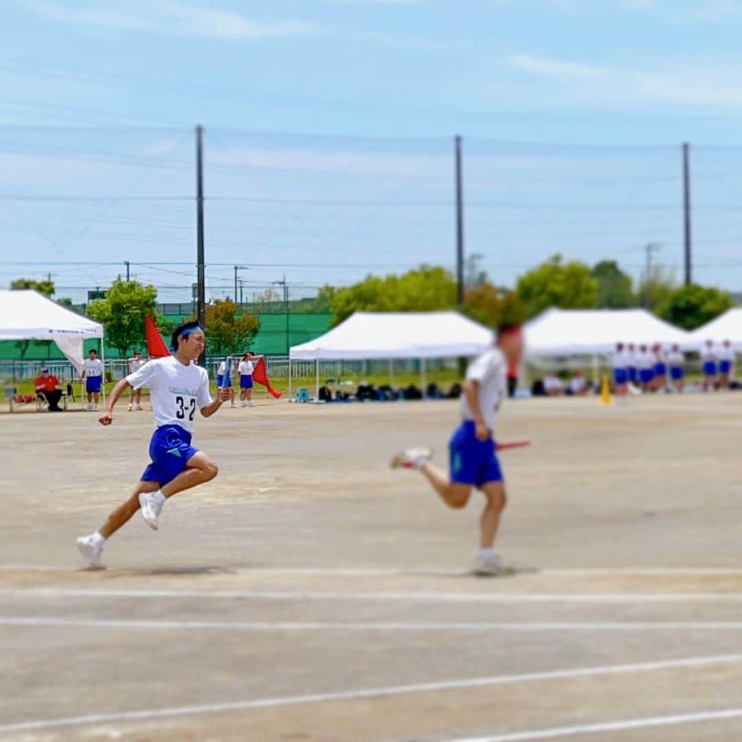 トテンのインスタグラム：「中学最後の体育祭。見に来てほしいと言われて見てきました（笑）  選抜リレー、棒リレー、クラス対抗リレー、などなど🏃🏻 長距離派のたいぽんは短距離はあまり得意ではないのですが、今年もほぼ走り屋でした。  走るたいぽんを見るとついつい「ガンバレ！！」と声が出てしまい、静かに見守る保護者の中でちょっと恥ずかしかったかなぁ…とへこみつつ、  必死のたいぽんにも全く聞こえてなかったってことなのでいいんだか悪いんだか😂  応援団で声を枯らして帰ってきました。今日もたぶん一日おじいちゃんのような囁き声しか出せないことでしょう。」