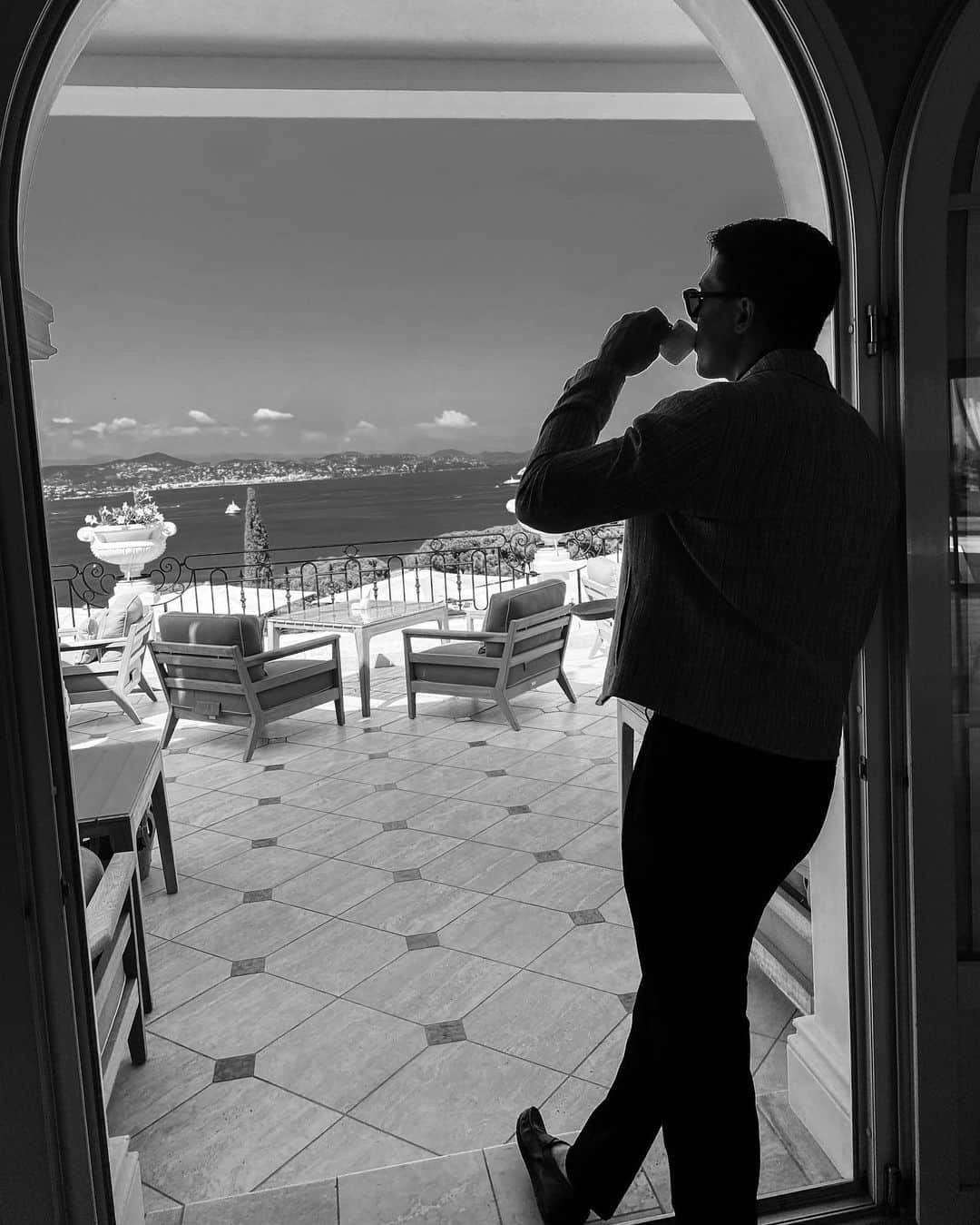 ルイス・タンさんのインスタグラム写真 - (ルイス・タンInstagram)「Deep contemplation on how I survived nine days in Cannes and why I would do it again immediately.   #sttropez #lewistan #cannesfilmfestival」5月27日 6時04分 - lewistanofficial